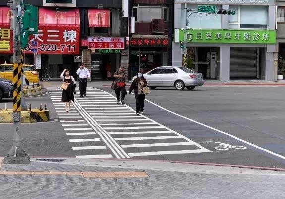 視障導引標線。（圖／新北市政府交通局）