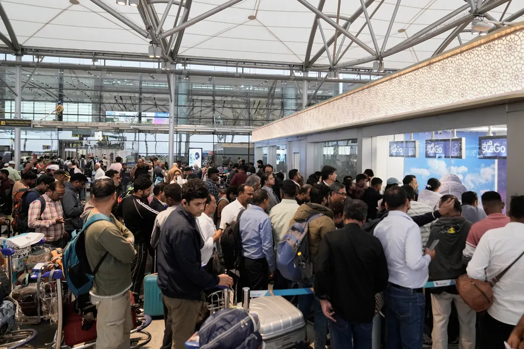 印度靛藍航空突然取消超過千架航班，害數千旅客被迫滯留各地機場。（美聯社）