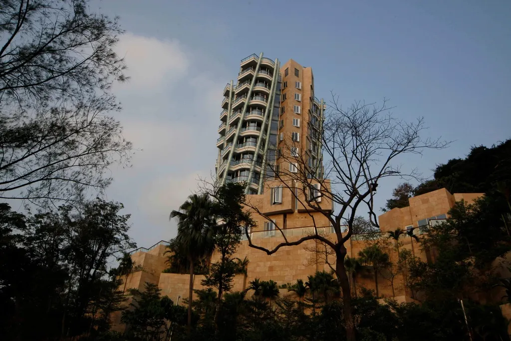 由加拿大傳奇建築師蓋瑞（Frank Gehry）設計的香港島豪宅傲璇。（美聯社）