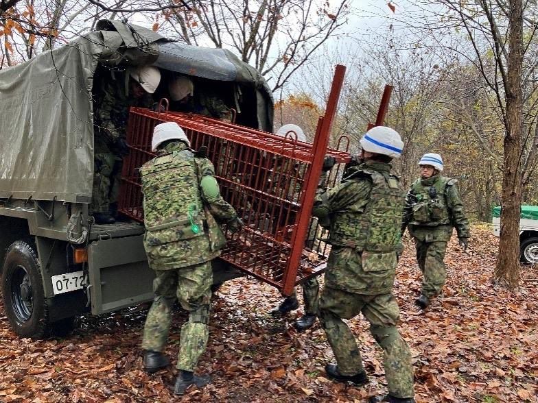 為了協助抓捕入侵城鎮的熊，日本出動自衛隊前往山區設置陷阱。（翻攝自小泉進次郎粉專）