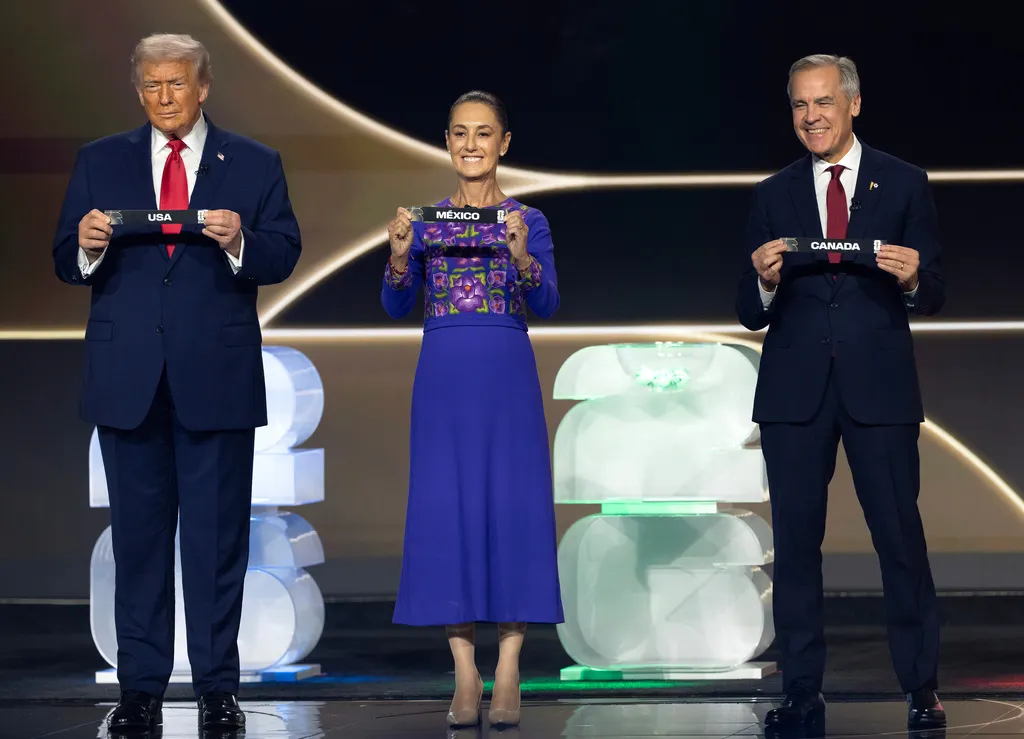 出席下屆美加墨世界盃會內賽抽籤的三國元首：川普（左）、墨西哥總統薛恩鮑姆和加拿大總理卡尼。（美聯社）