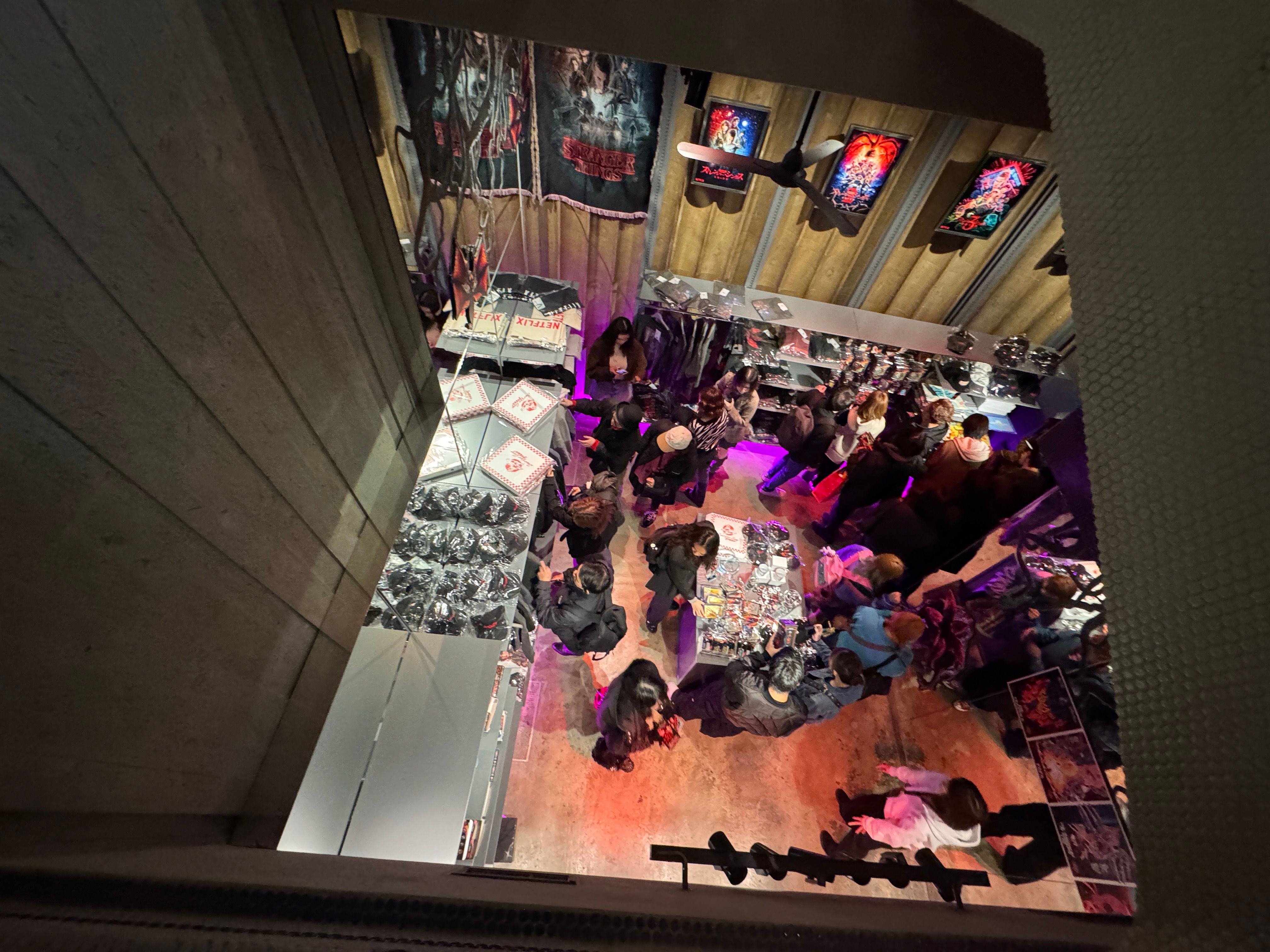 原宿V.A.で開催中の「STRANGER THINGS HOUSE」が連日長蛇の列となり、週末には2〜3時間待ちの盛況となっている。黃信維