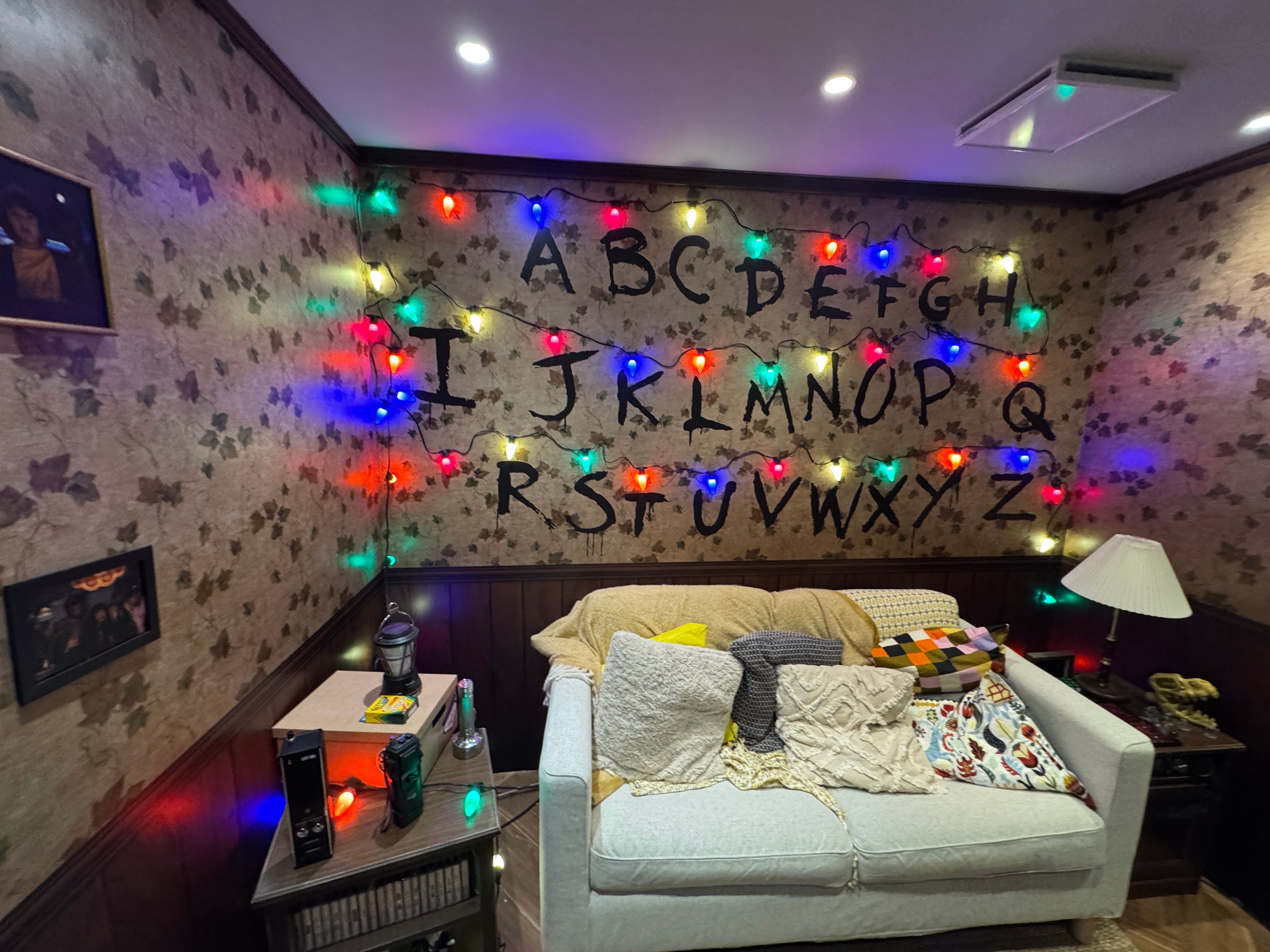 原宿V.A.で開催中の「STRANGER THINGS HOUSE」が連日長蛇の列となり、週末には2〜3時間待ちの盛況となっている。黃信維