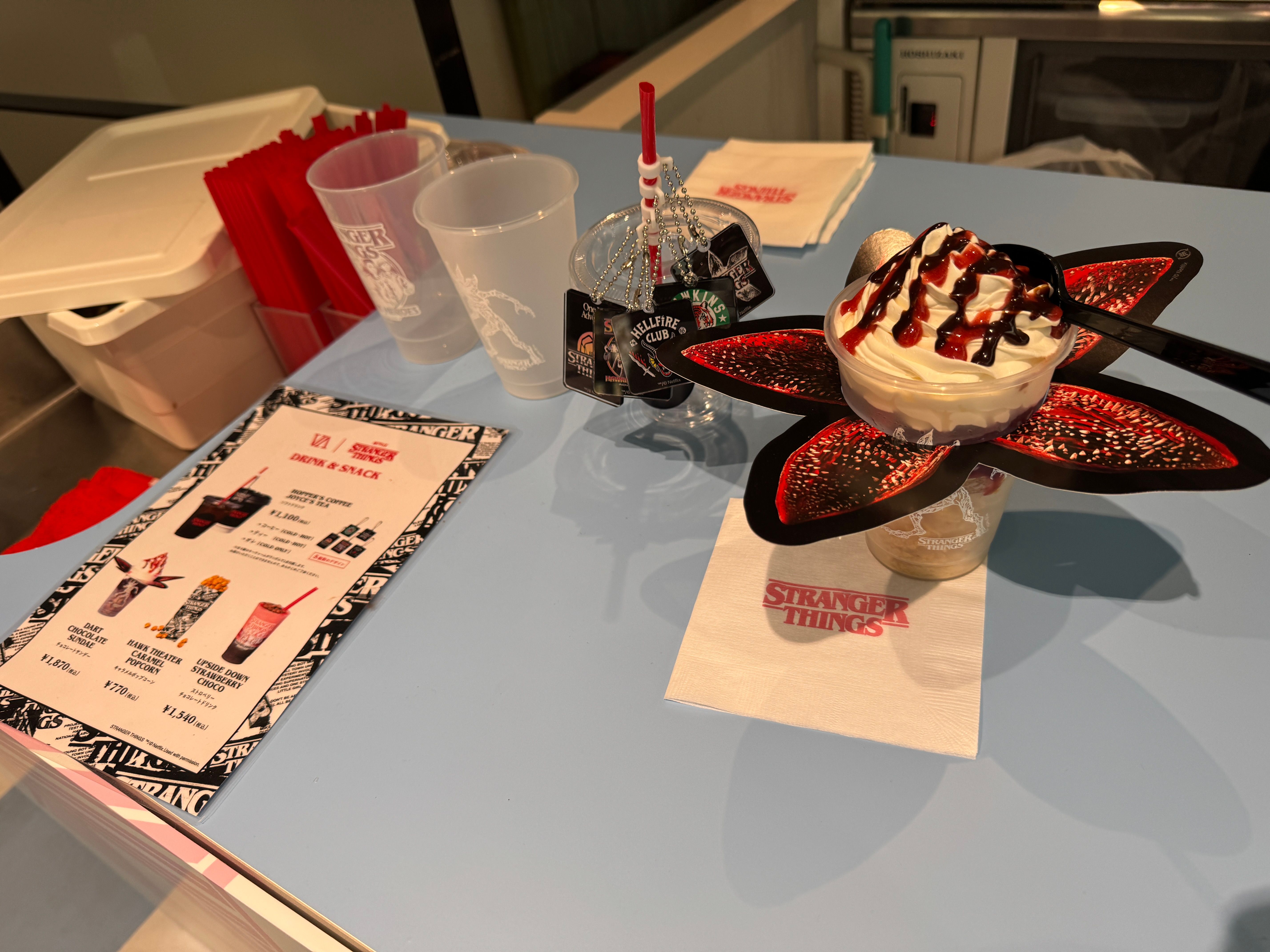 原宿V.A.で開催中の「STRANGER THINGS HOUSE」が連日長蛇の列となり、週末には2〜3時間待ちの盛況となっている。黃信維