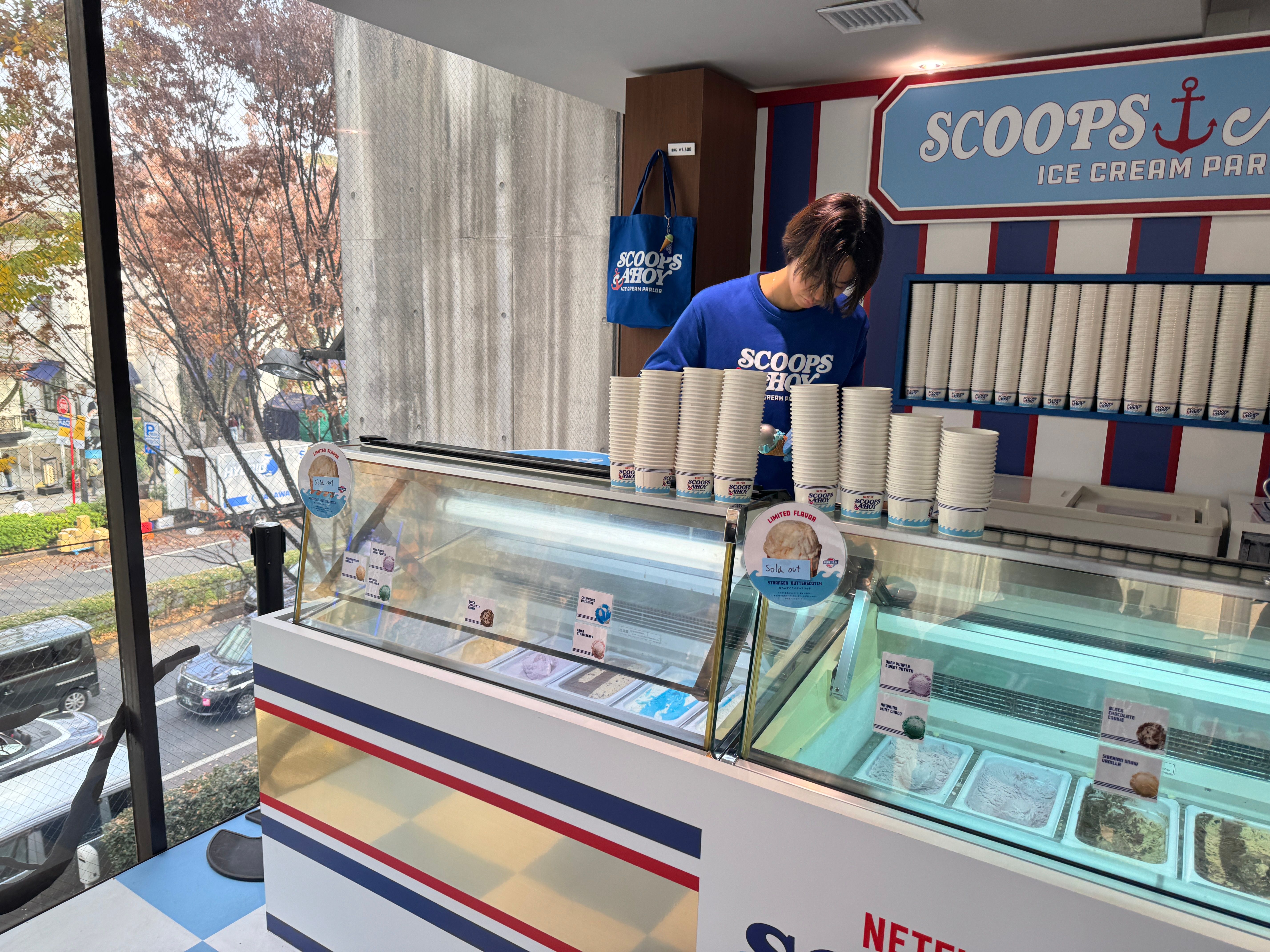 原宿V.A.で開催中の「STRANGER THINGS HOUSE」が連日長蛇の列となり、週末には2〜3時間待ちの盛況となっている。黃信維