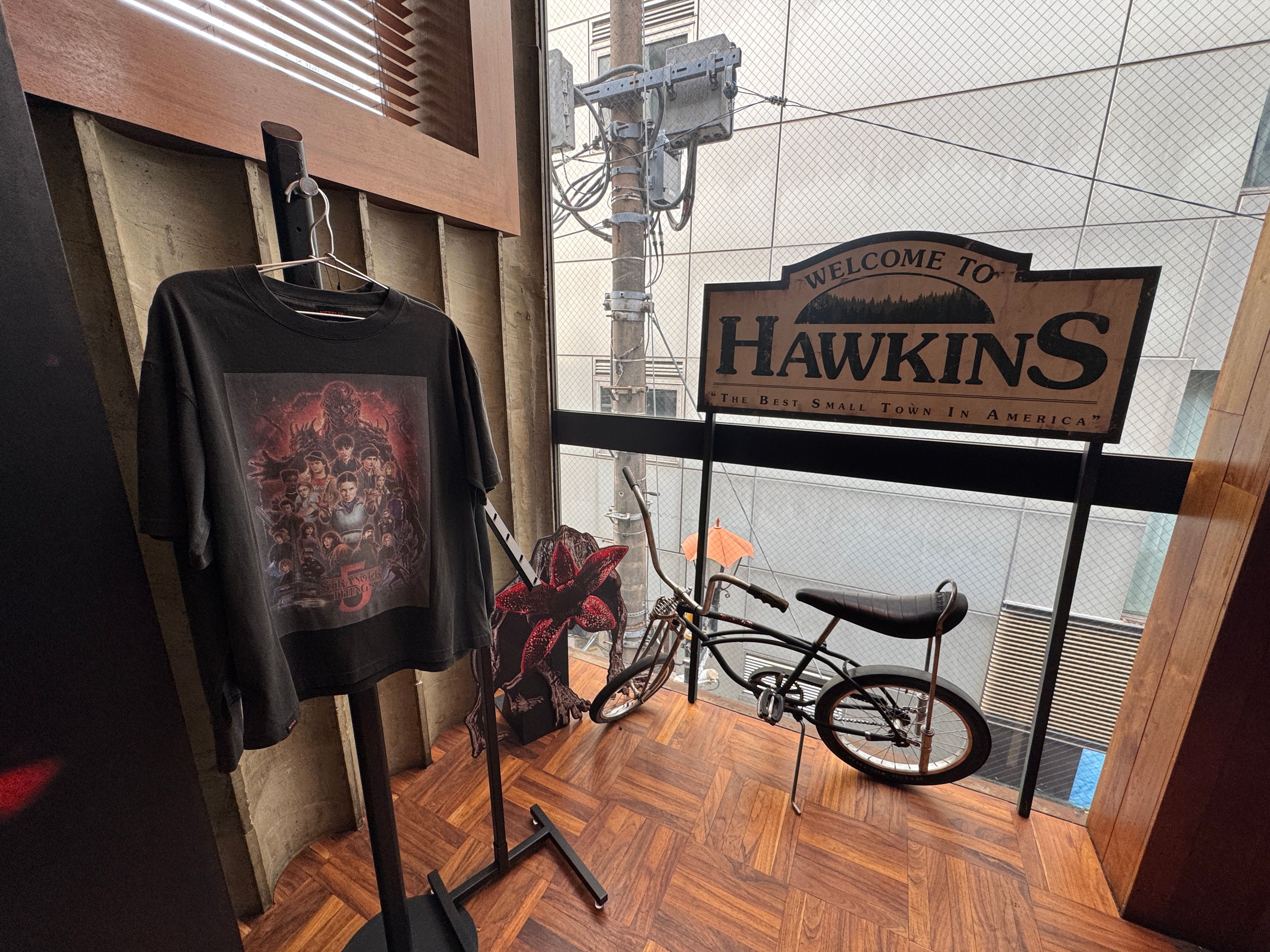 原宿V.A.で開催中の「STRANGER THINGS HOUSE」が連日長蛇の列となり、週末には2〜3時間待ちの盛況となっている。黃信維