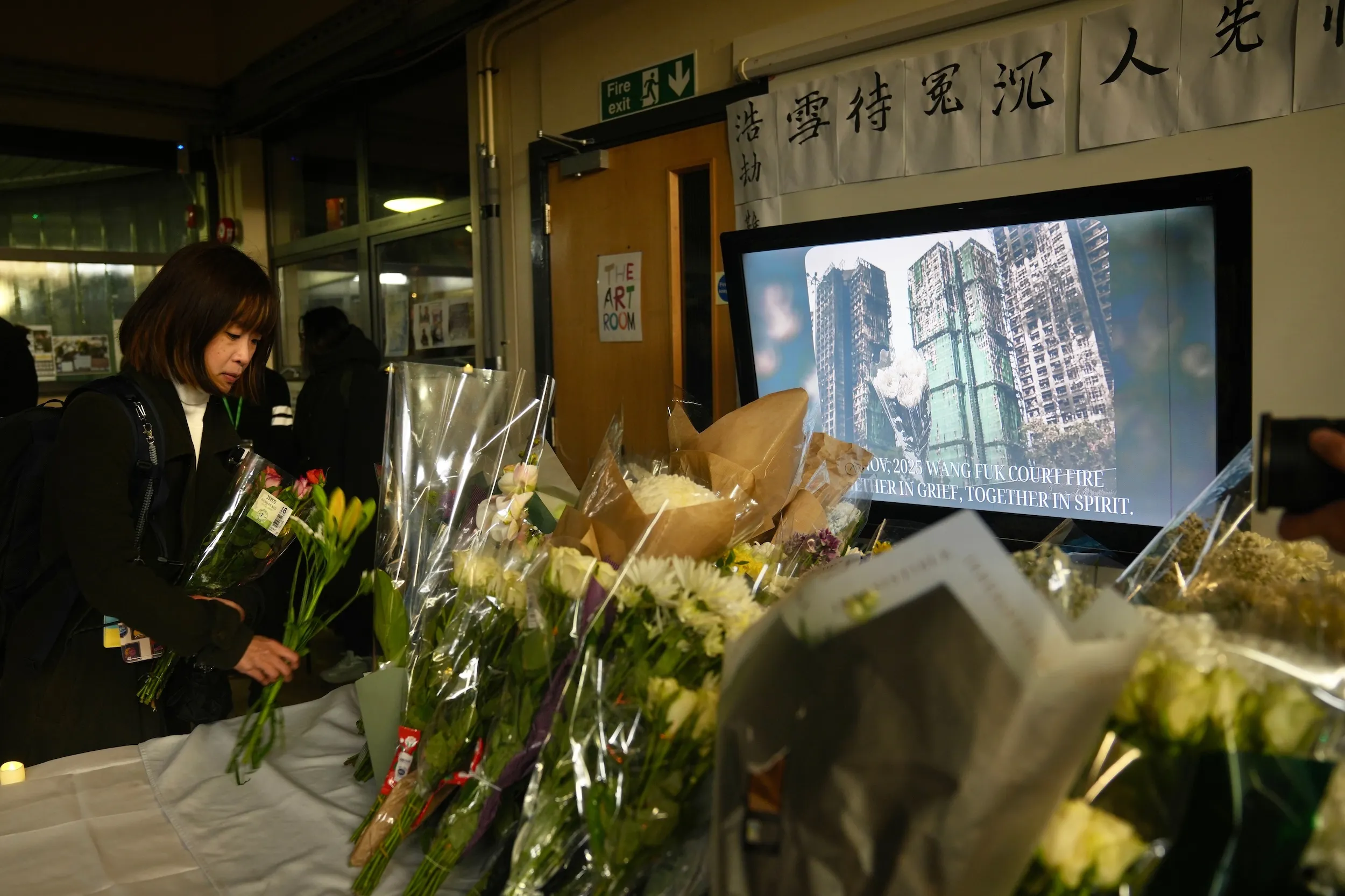 2025年12月5日，倫敦民眾為香港宏福苑大火罹難者舉行守夜活動。（美聯社）