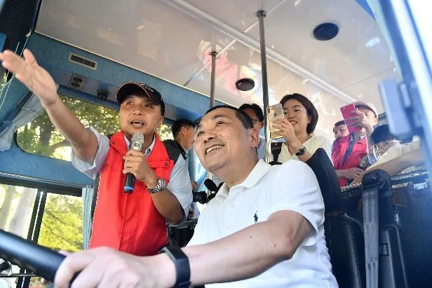 侯市長前進校園參與「大型車內輪差體驗」與學生談交通安全。（圖／新北市政府交通局）