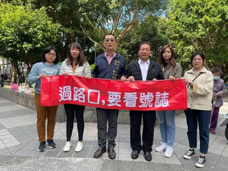 當時三重區長、現任板橋區長陳奇正（右三）和三重區里長聯誼會會長、維德里里長姚振芳（左三）客串演出交通安全宣導影片。（圖／新北市政府交通局）