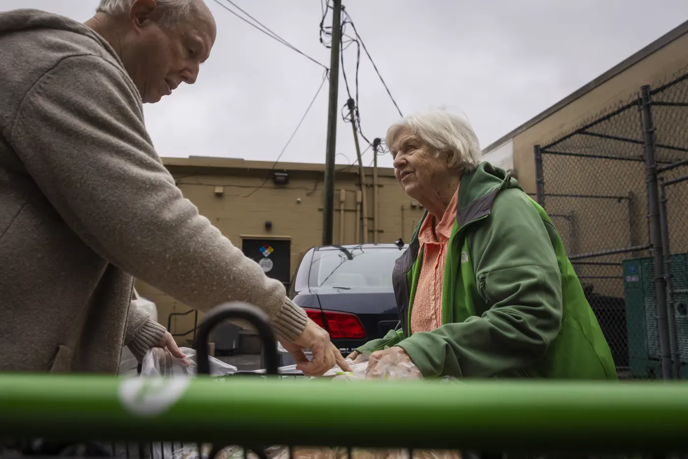 作者夫婦每周在志願服務期間，都會從雜貨店採購烘焙食品，並將這些商品送到慈善機構聖文森特・德・保羅。（華爾街日報）