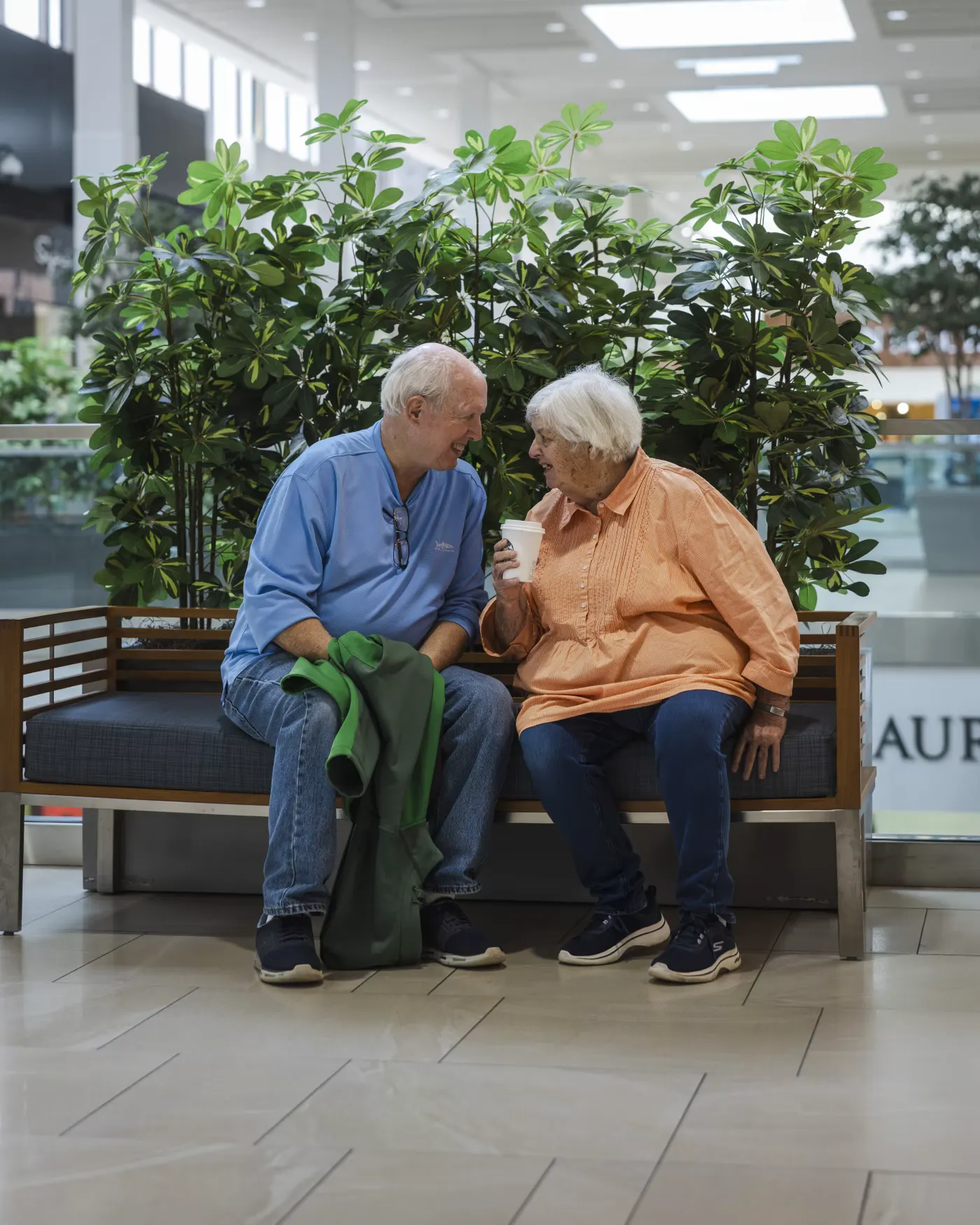 凱倫和格倫・魯芬納赫在商場散步時坐下交談。（華爾街日報）