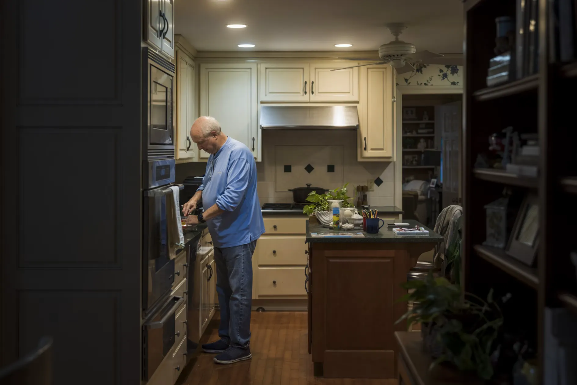 格倫・魯芬納赫在喬治亞州鄧伍迪的家中為妻子凱倫準備新鮮水果早餐。（華爾街日報）