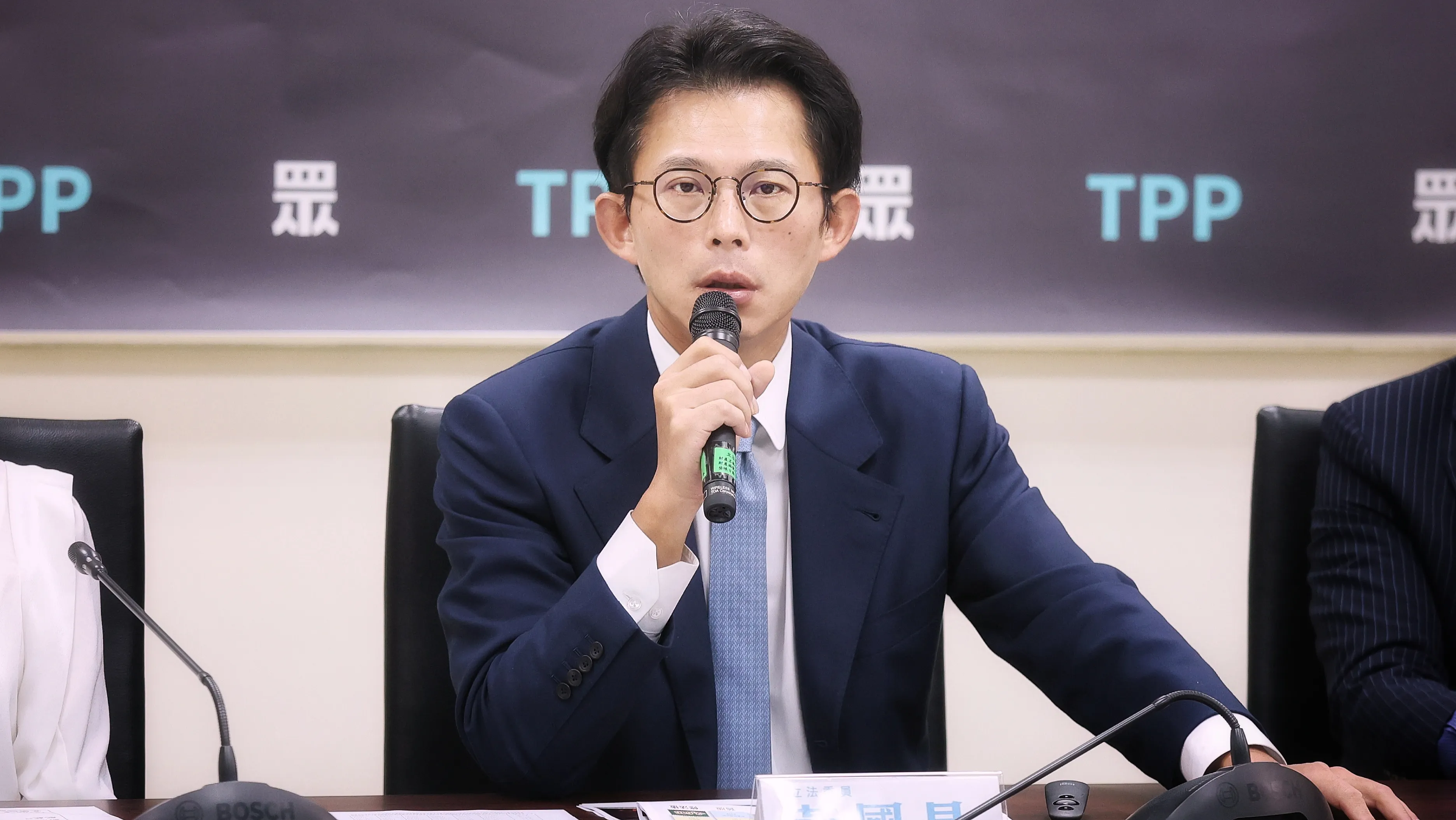 20251208-立委黃國昌8日出席民眾黨立法院黨團「台灣民主慘遭賴清德沒收」記者會。（柯承惠攝）