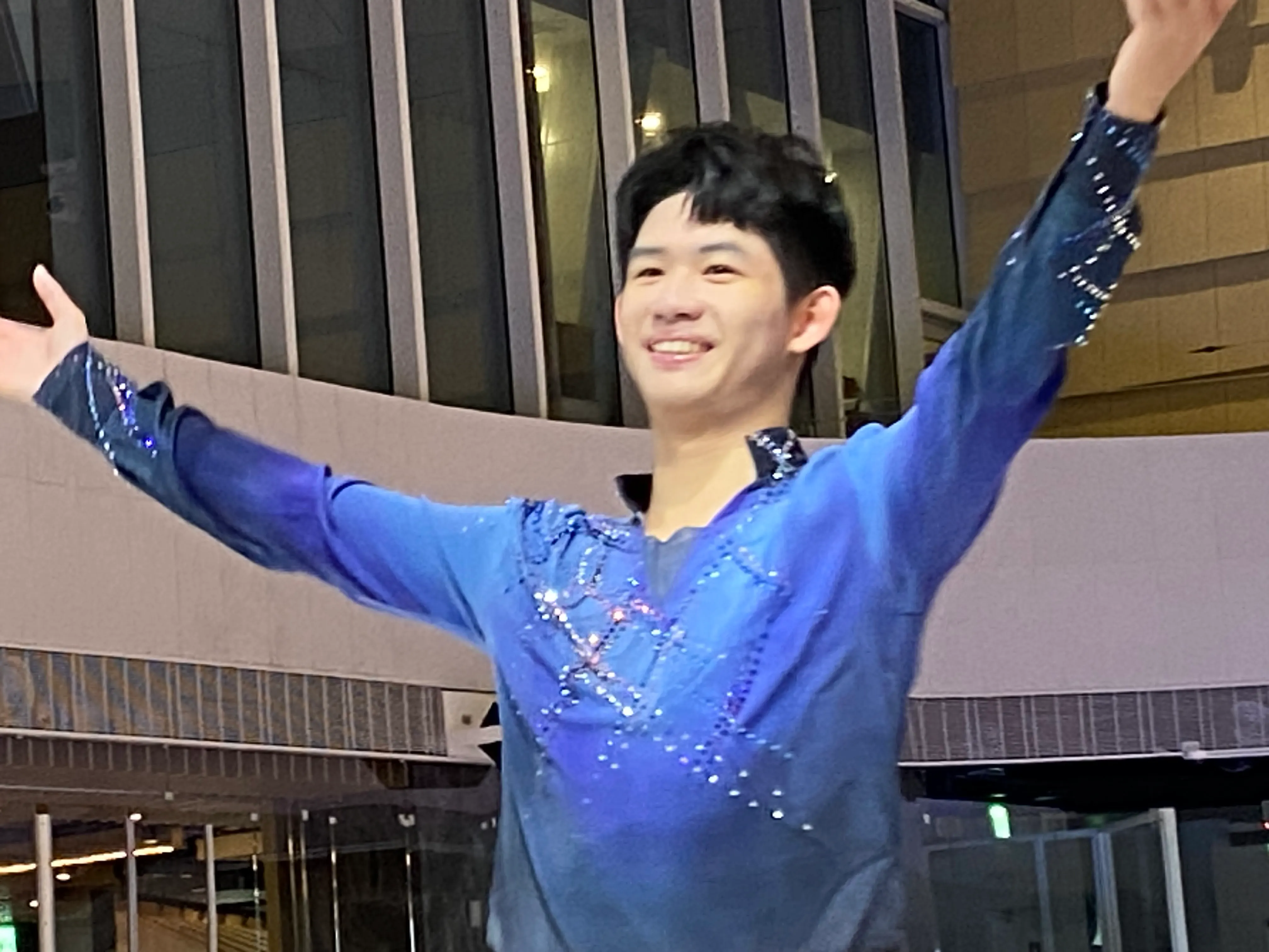 20251208-花式滑冰選手李宇翔8日在安聯人壽記者會上表演其精湛滑技。（陳怡慈攝）