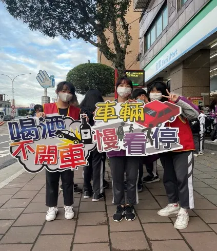 金安獎學校土城國中-學生擔任交通安全大使。（圖／新北市政府交通局）