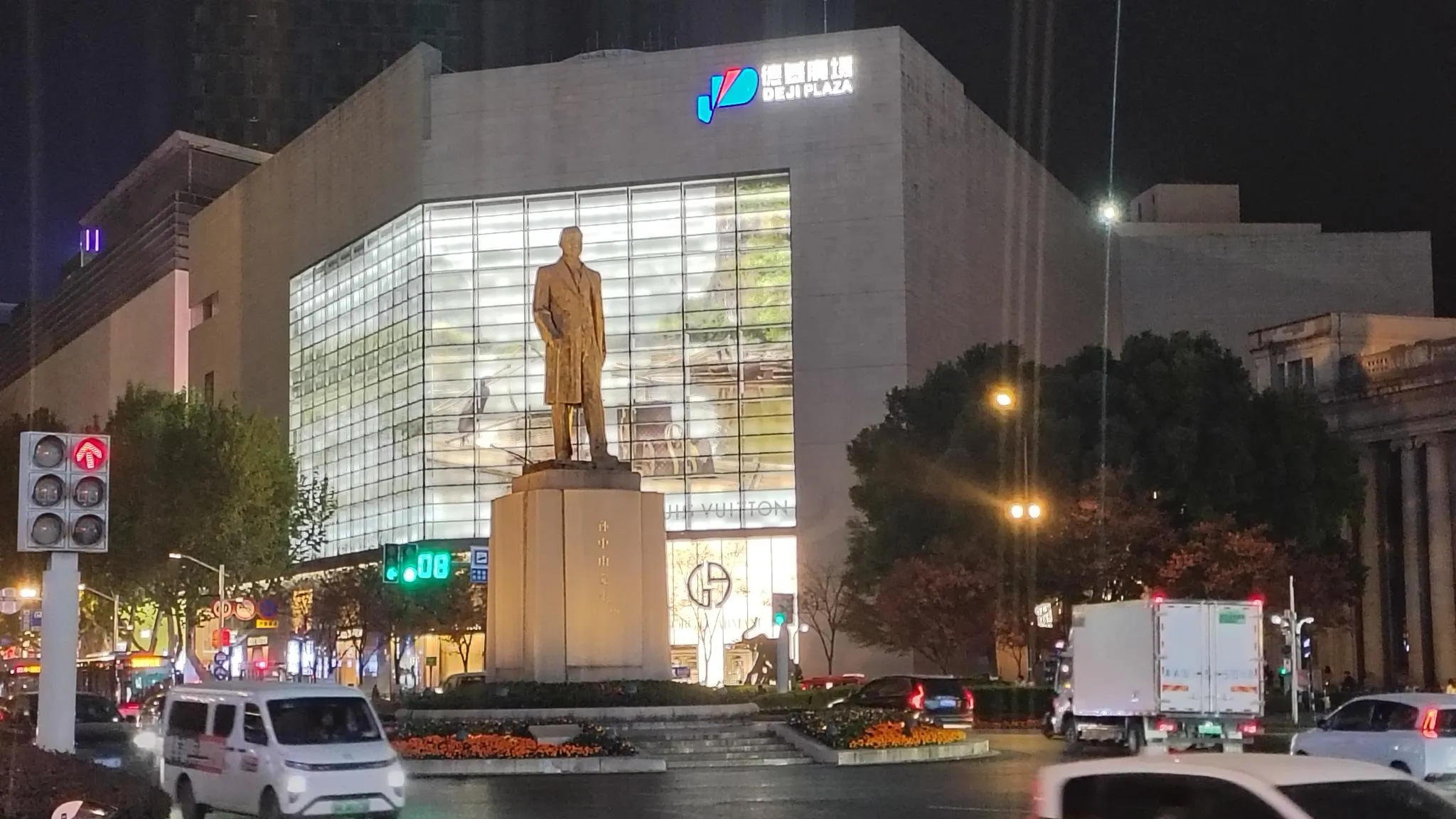 南京「新街口德基廣場」外的國父孫中山雕像。（田暢攝）