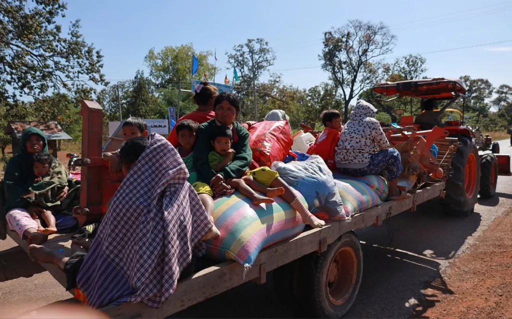 2025年12月8日。カンボジアのプレア・ビヘア州からトラクターで避難する村人たち。（AKP提供, AP通信）