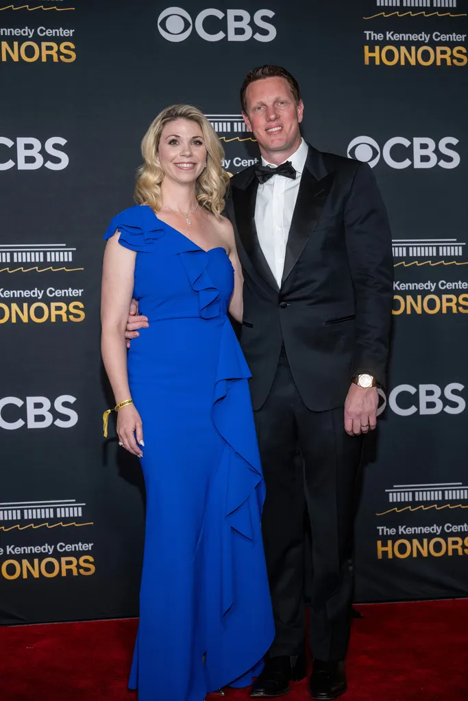 2025年12月7日。派拉蒙董事長兼執行長艾里森（David Ellison，右）和Sandy Ellison出席第48屆甘迺迪中心榮譽獎典禮。（AP）