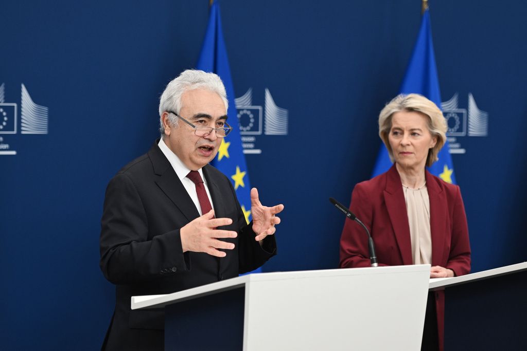 2025年12月3日。歐盟執委會范德賴恩（Ursula von der Leyen，右），與國際能源總署執行董事比羅爾（Fatih Birol，左），針對「重啟歐盟能源計畫」下關於逐步淘汰俄羅斯化石燃料的臨時協議，舉行記者會。（AP）