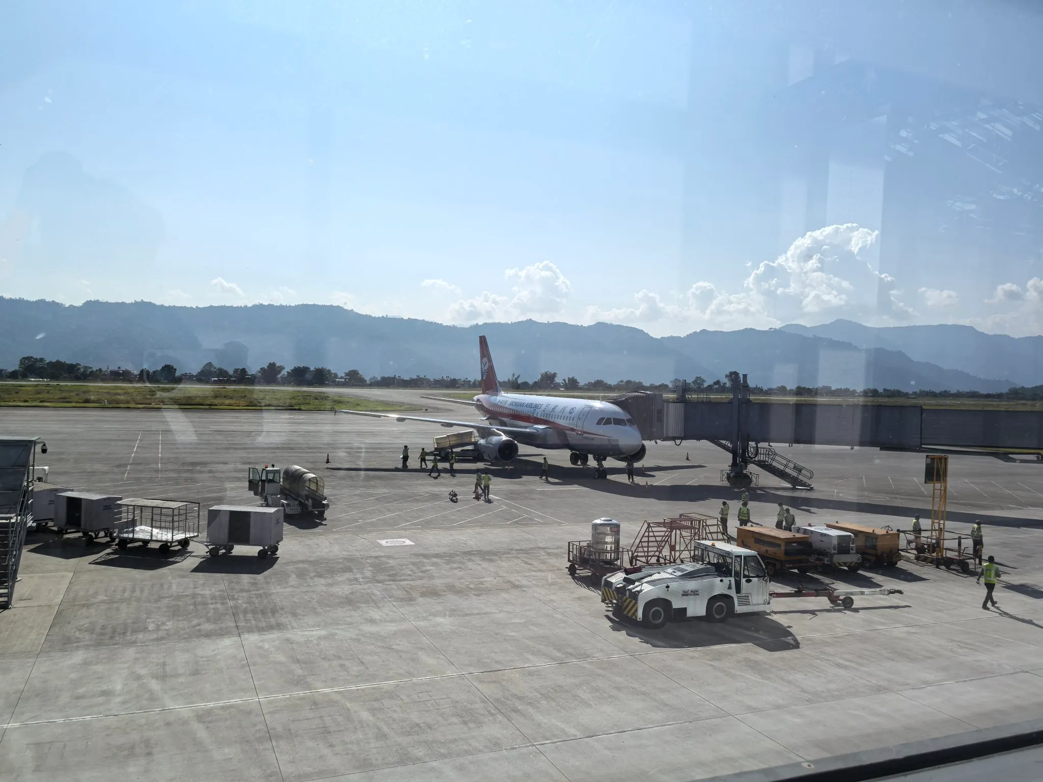 由中國出資修建的尼泊爾博卡拉機場，迎來第一架四川航空包機。（翻攝自中國大使館粉專）