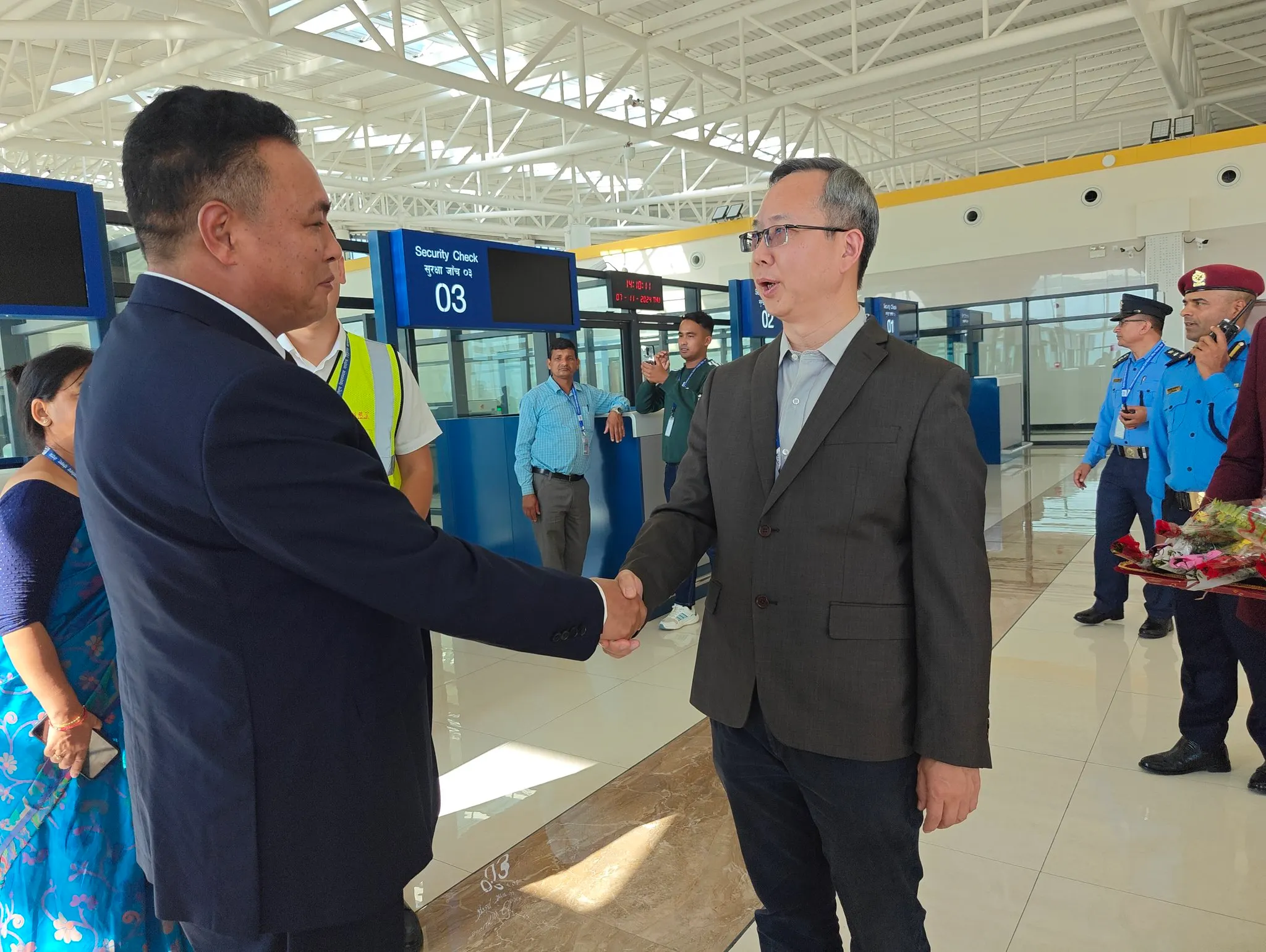 中國駐尼泊爾大使參訪博卡拉機場航廈內部。（翻攝自大使館粉專）