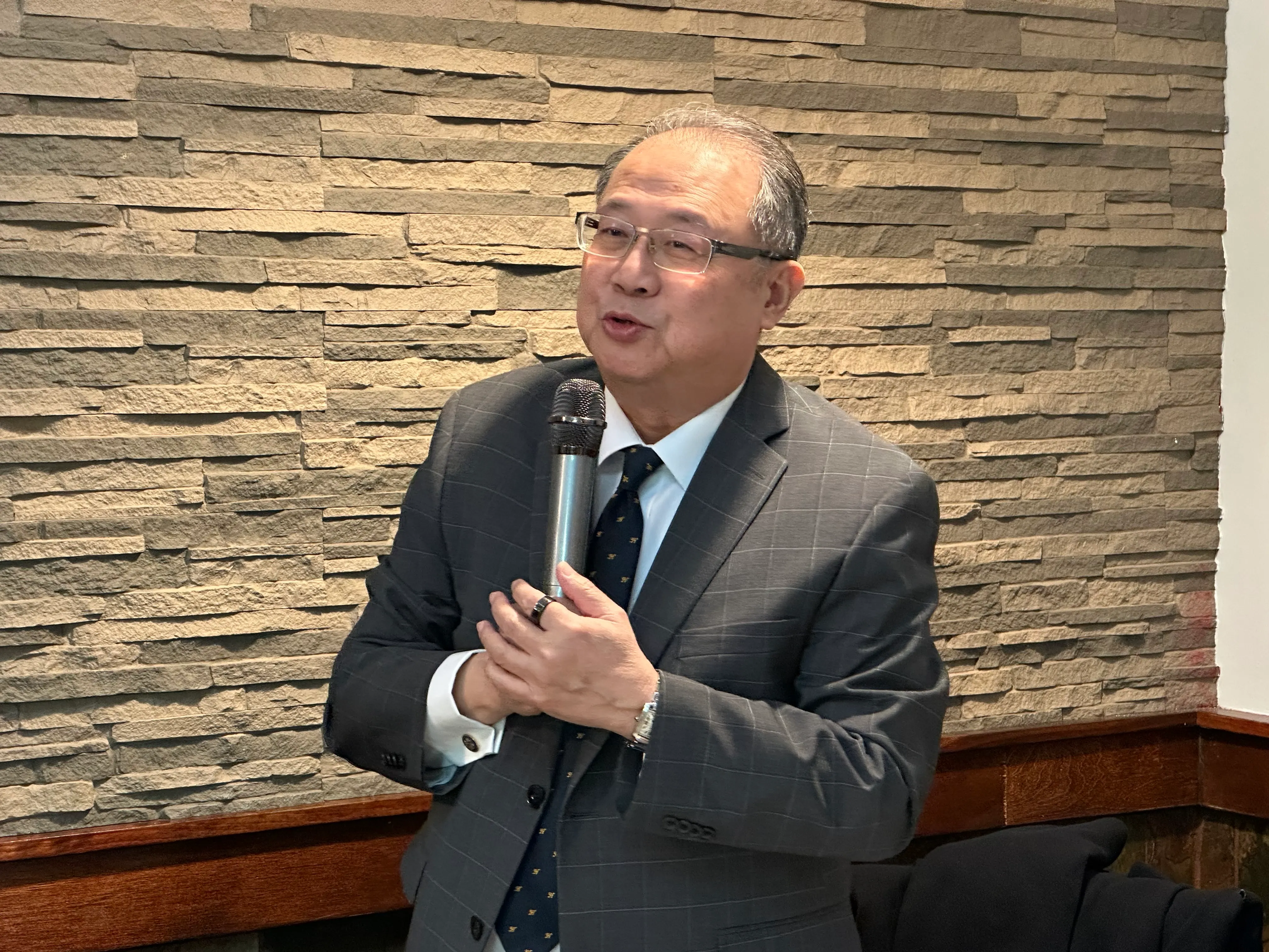 泛藍智庫「新共和通訊」12月6日於美國舉行《藍晒圖：重構國民黨的時代倡議》大華府新書發表餐會。圖為淡江大學副教授黃介正