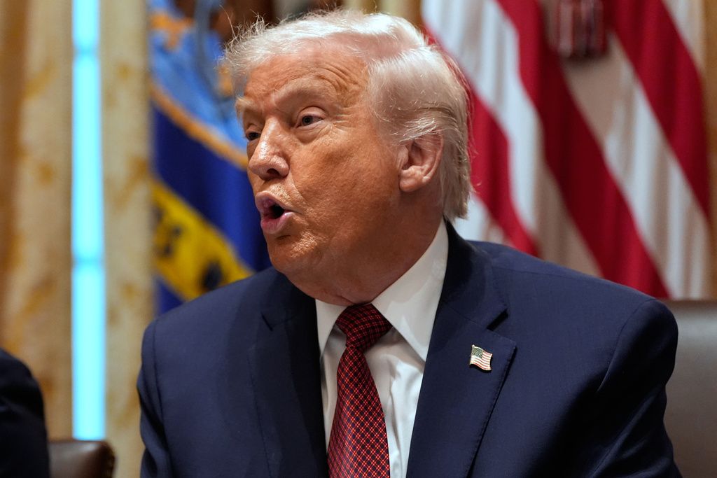 2025年12月8日。美國總統川普（Donald Trump）在華盛頓白宮內閣室講話。（AP）