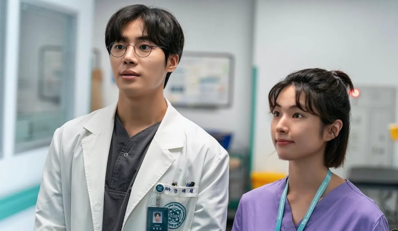 秋泳愚（左）《外傷重症中心》劇照。（圖／取自imdb官網）