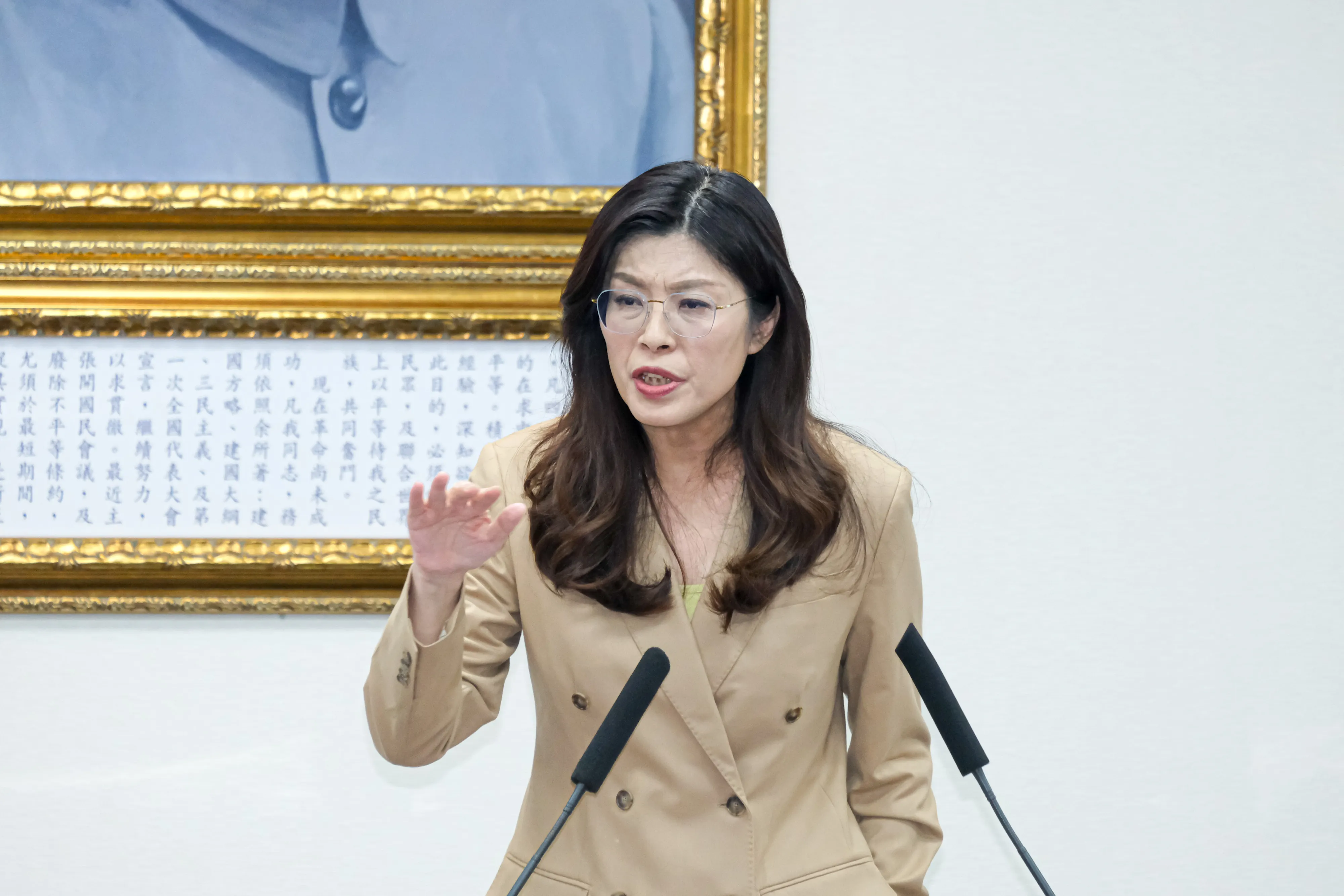 20251210-國民黨主席鄭麗文10日出席國民黨中常會。（劉偉宏攝）