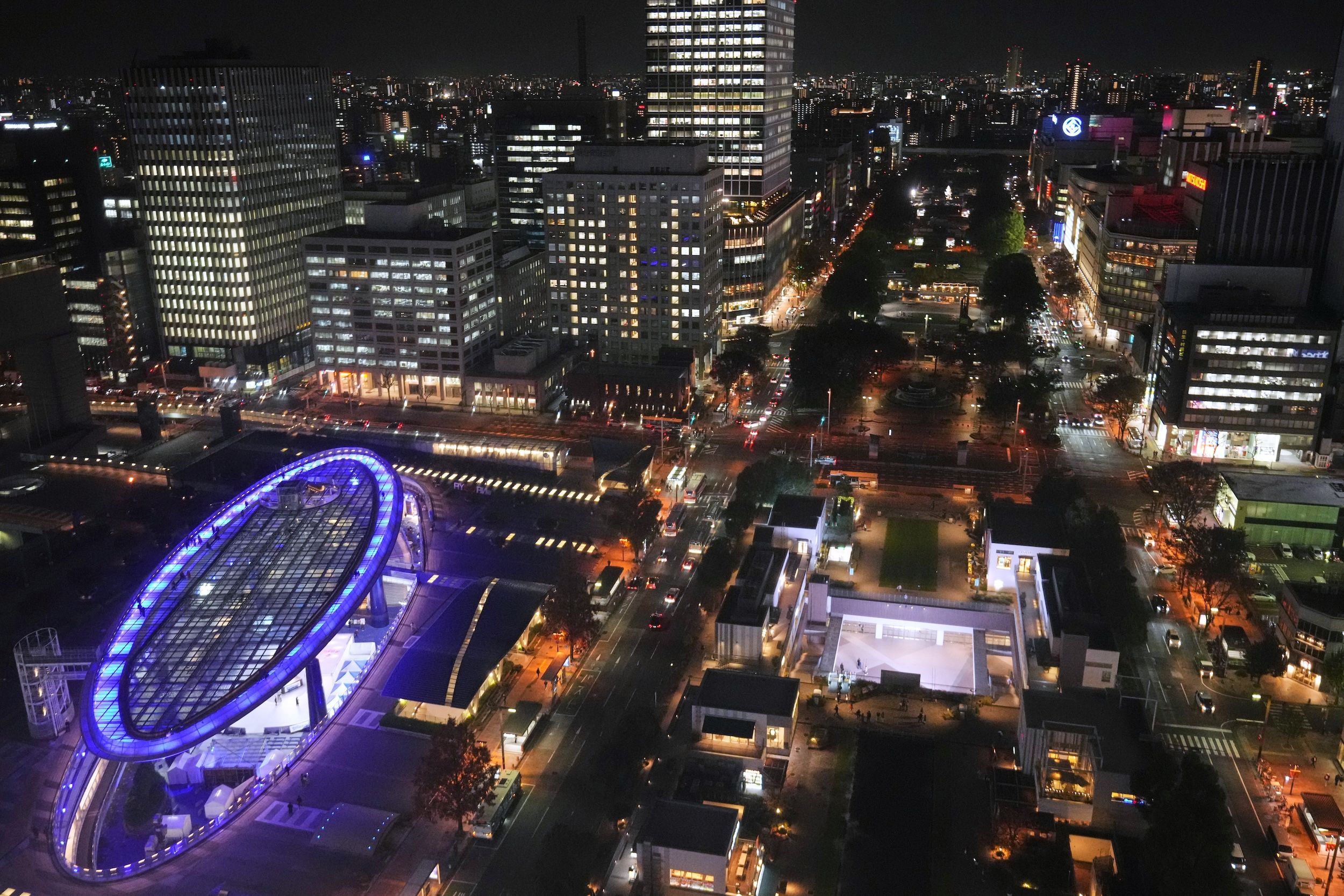 2025年12月2日，日本名古屋市中心，民眾漫步於位於購物中心屋頂的「OASIS 21」公園。（美聯社）