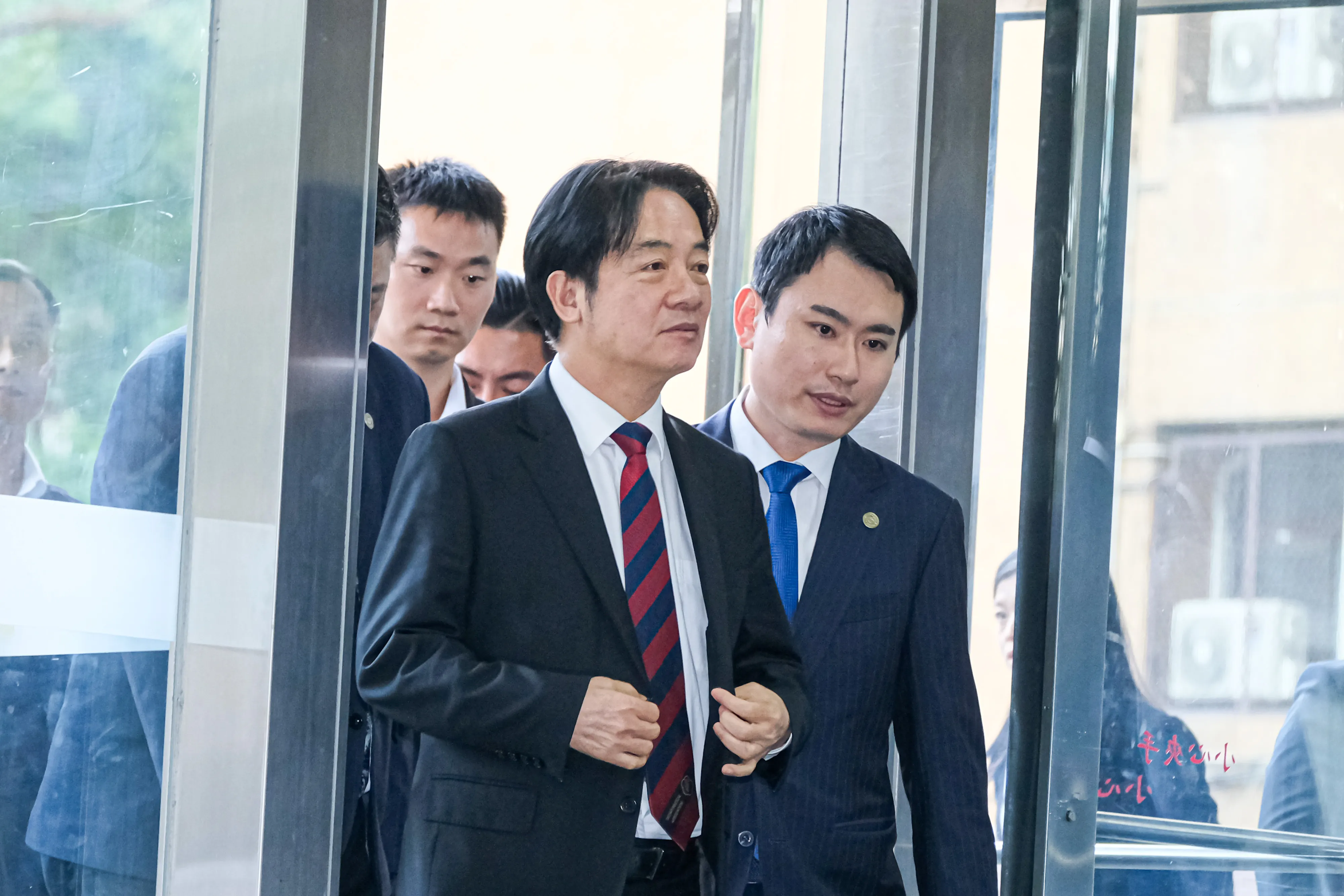 20251210-總統兼民進黨主席賴清德（中）、民進黨立委兼青年局長陳冠廷（右）10日出席民主進步黨青年局會員大會。（劉偉宏攝影）