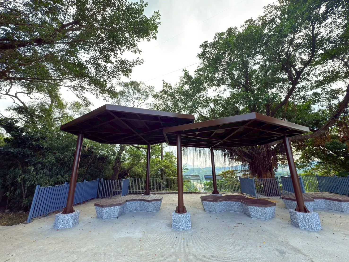 市府團隊改善獅球嶺步道設施，打造具遮蔭空間的休憩平台，提供遊客更舒適的登山環境，工程細節皆依地形與民眾需求調整。（圖/基隆市政府）