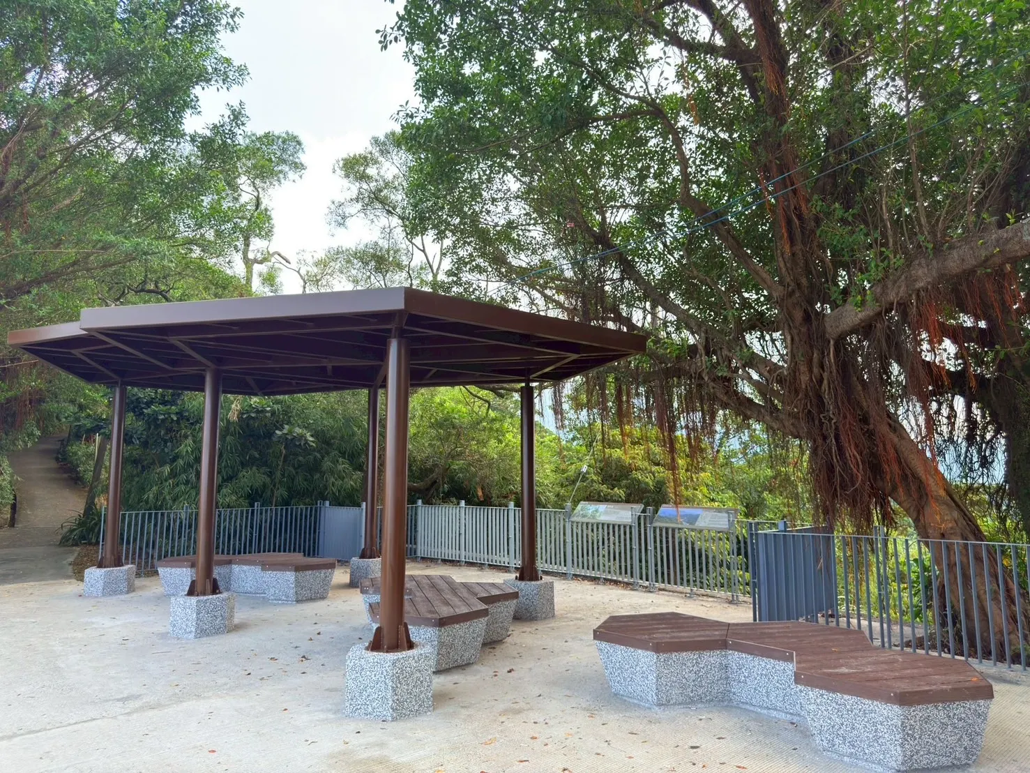獅球嶺步道新建休憩區完工，融合周邊樹林景觀，並增設安全欄杆與導覽指標，展現工程團隊長期投入的成果。（圖/基隆市政府）