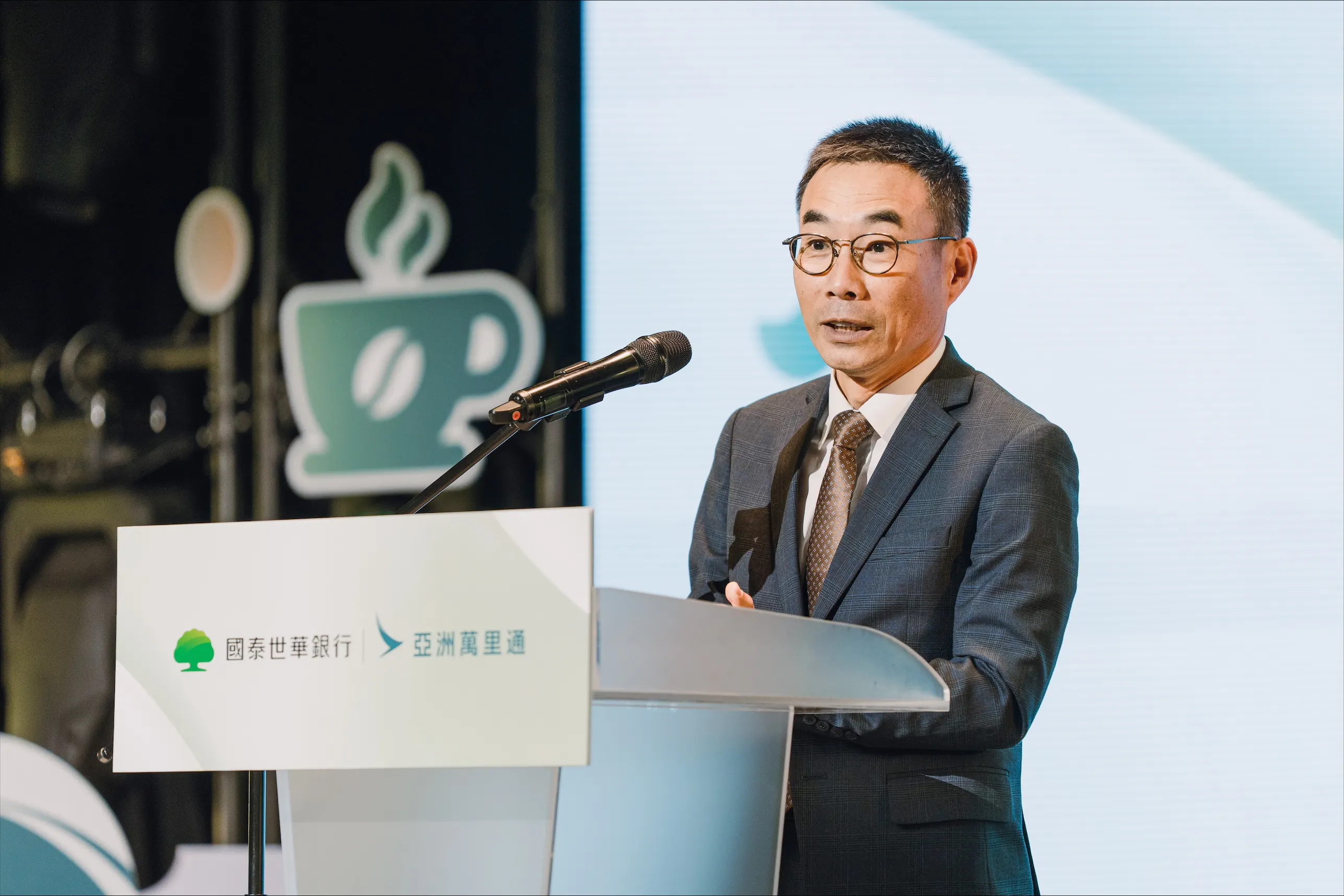 20251210-國泰世華銀行總經理鄧崇儀，10日於國泰世華亞洲萬里通聯名卡嶄新上市記者會致詞。