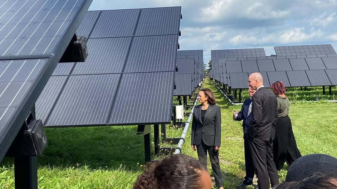 2022年9月14日。副總統賀錦麗（Kamala Harris）參觀了紐約水牛城的一家太陽能發電廠。（圖片取自：水牛城市長Byron Brown官方Instagram：@mayorbyronbrown716）