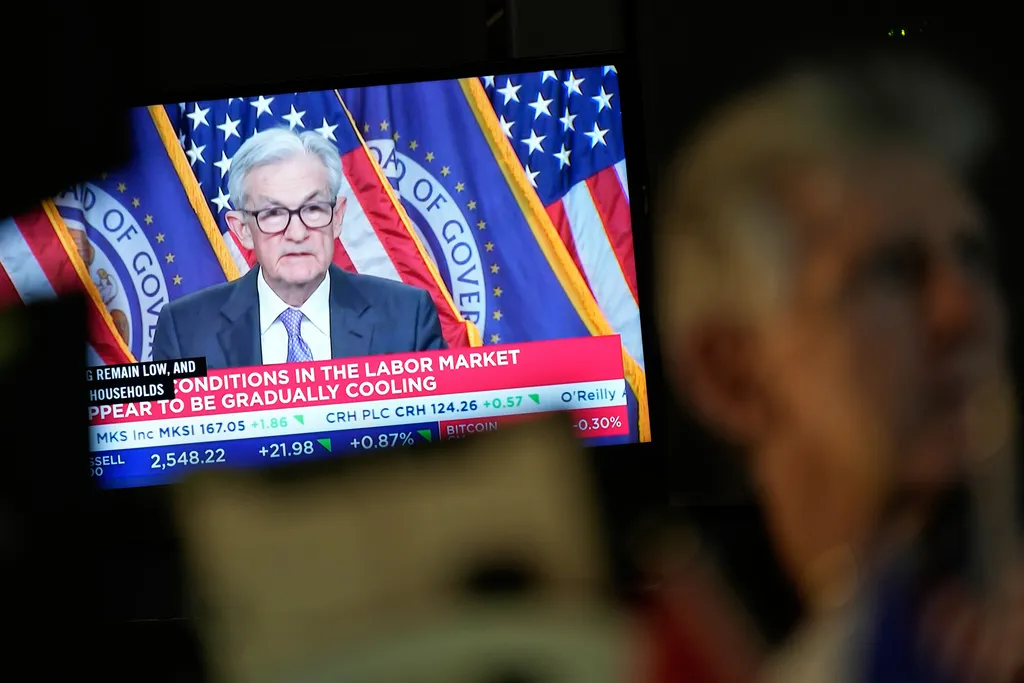 2025年12月10日。紐約證券交易所的電視上正在播放聯準會主席鮑爾（Jerome Powell）宣布今年第3次降息。（AP）