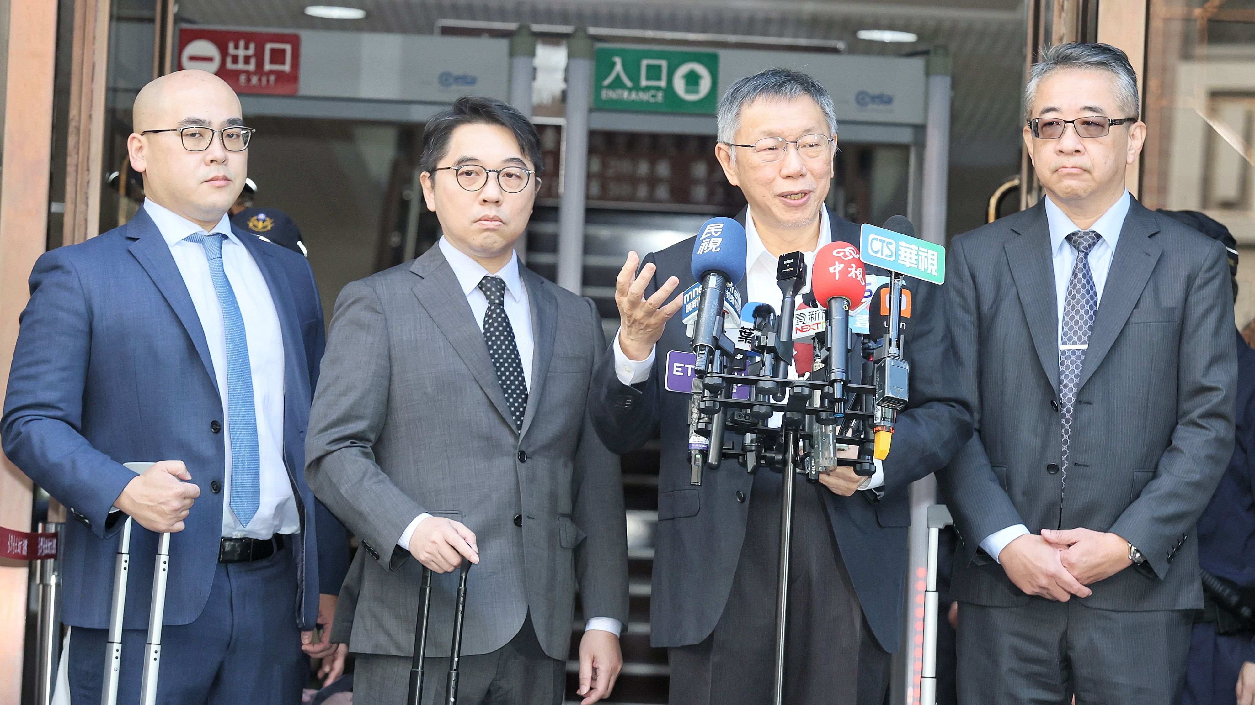 20251211-前台北市長柯文哲涉貪污案11日開庭，圖為柯文哲（右二）在律師團陪同於台北地院門前談話。（柯承惠攝）