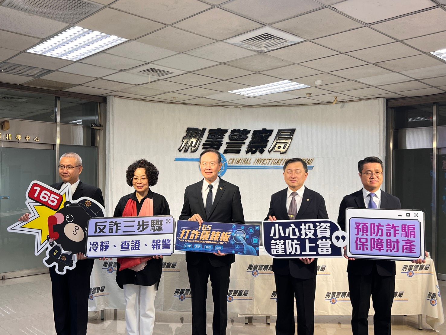 20251211-內政部警政署刑事警察局11日上午「網路購物詐騙橫行，刑事局揭露常見詐騙態樣及手法」記者會。左起為刑事局公關室主任吳柏羲、演員陳幼芳、刑事局長周幼偉、刑事局主任秘書林宏昇、刑事局詐防中心科長徐子哲。（刑事局提供）