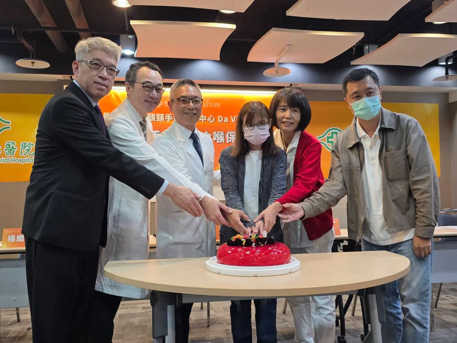 20251211-林口長庚耳鼻喉部醫療團隊特別準備了蛋糕，慶祝患者黃太太（右三）的重生。（長庚醫院提供）