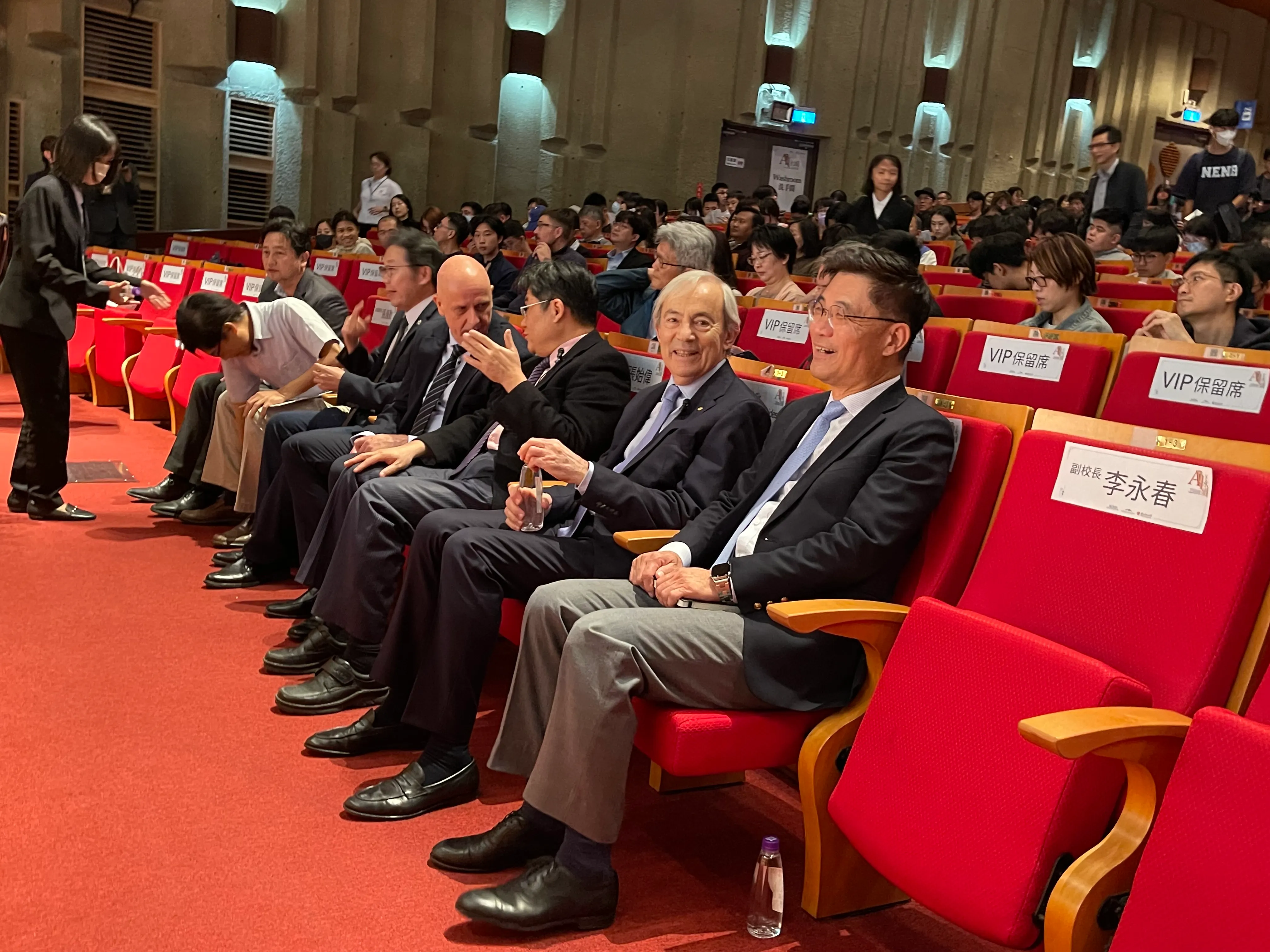 諾貝爾經濟獎得主皮薩里德斯(左）12月9日首度到成功大學演講。 (謝錦芳攝）