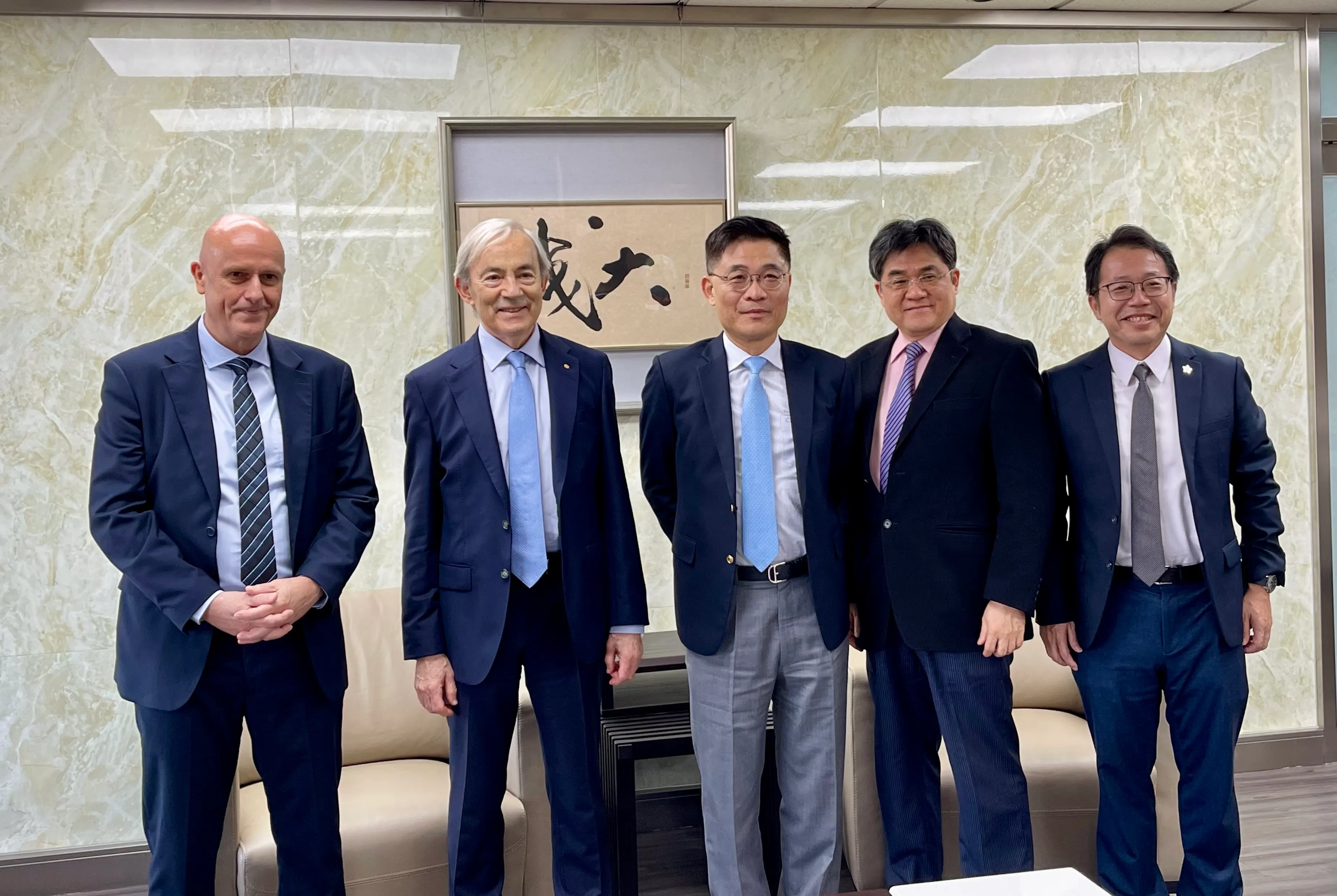 世界和平基金會主席Uwe Morawetz （左一)、諾貝爾經濟獎得主皮薩里德斯(左二）、成功大學校長沈孟儒（中）、成大副校長張始偉（右二)、成大國際長謝孫源（右一)合影。 (謝錦芳攝）