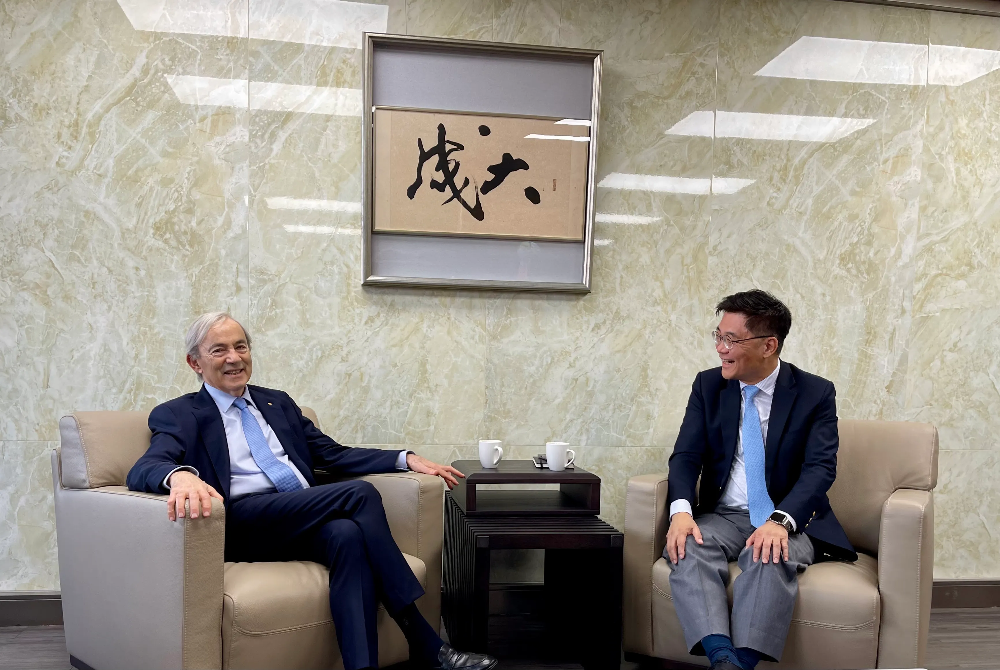 諾貝爾經濟獎得主皮薩里德斯 (左）與成功大學校長沈孟儒（右）。 (謝錦芳攝）