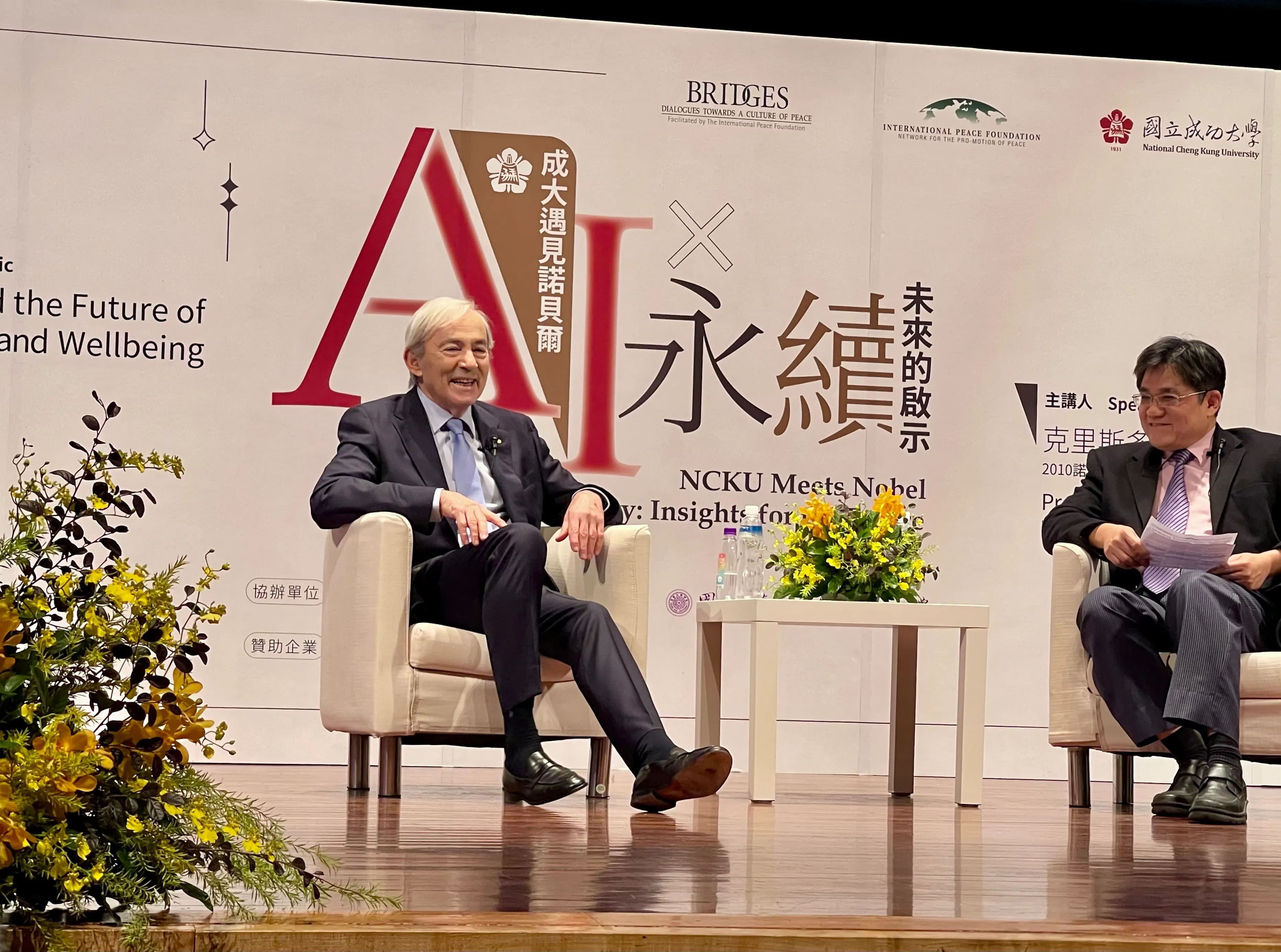 諾貝爾經濟獎得主皮薩里德斯 (左）親切回答成大學生提問。（謝錦芳攝）