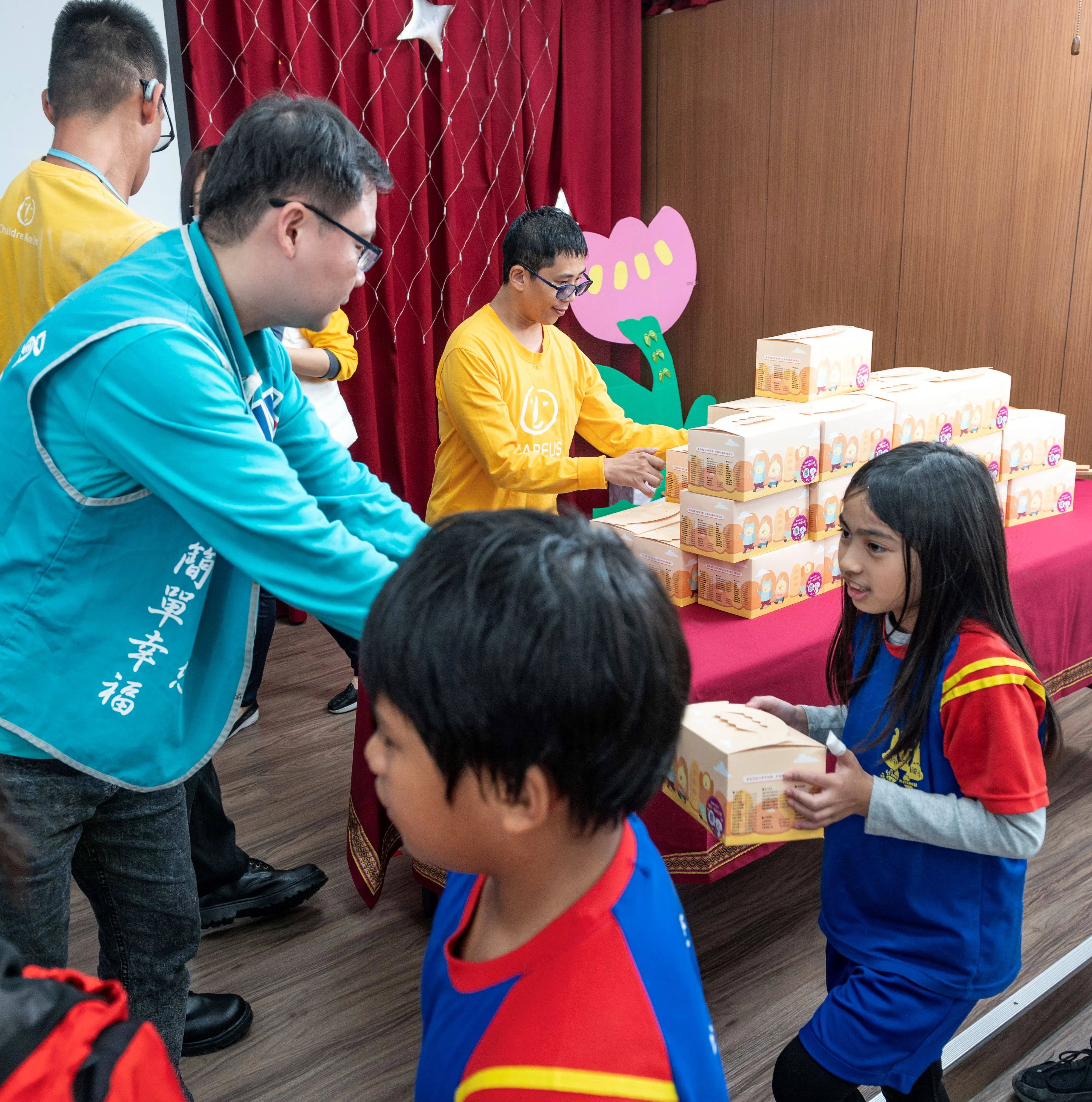 「送愛到部落」計畫主要是透過喜憨兒親手製作的餐盒送餐，雙向支持喜憨兒工作訓練及關懷偏鄉學童的公益行動。(圖_聯邦銀行提供)