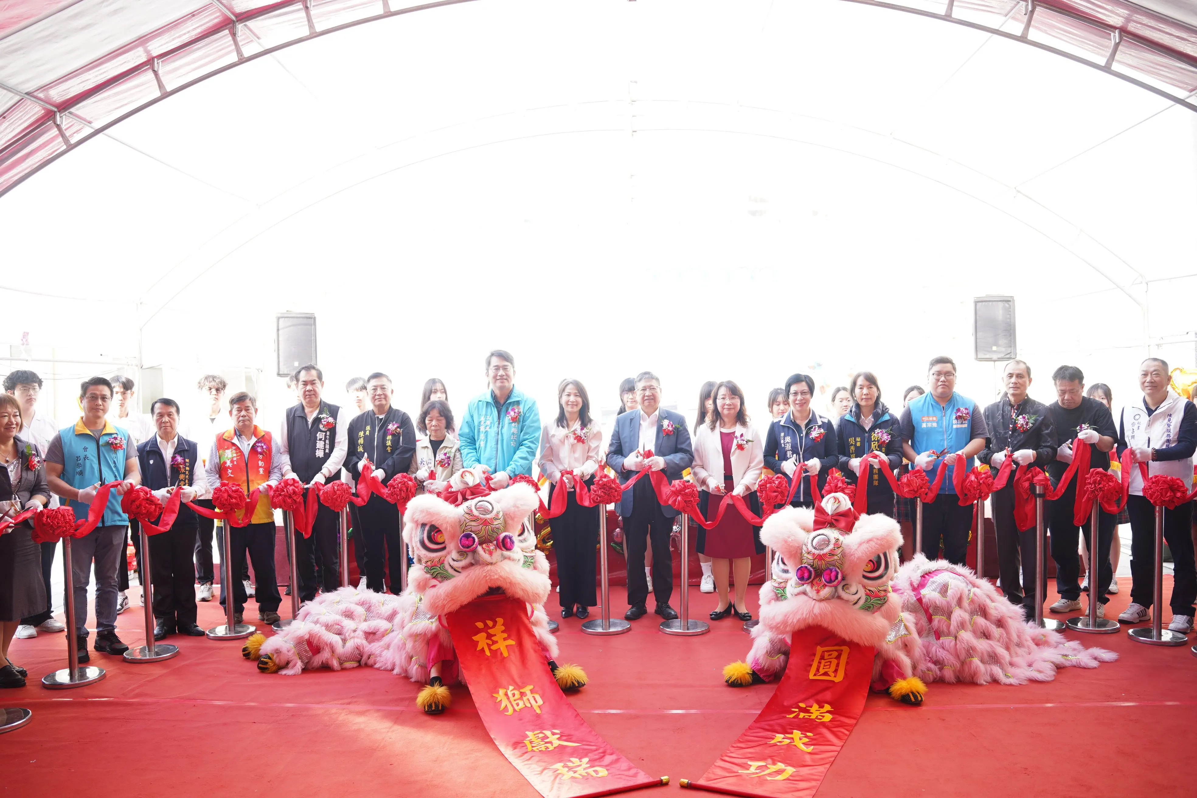 縣長楊文科與地方各界仕紳共同主持剪綵啟用儀式。（圖／新竹縣政府提供）