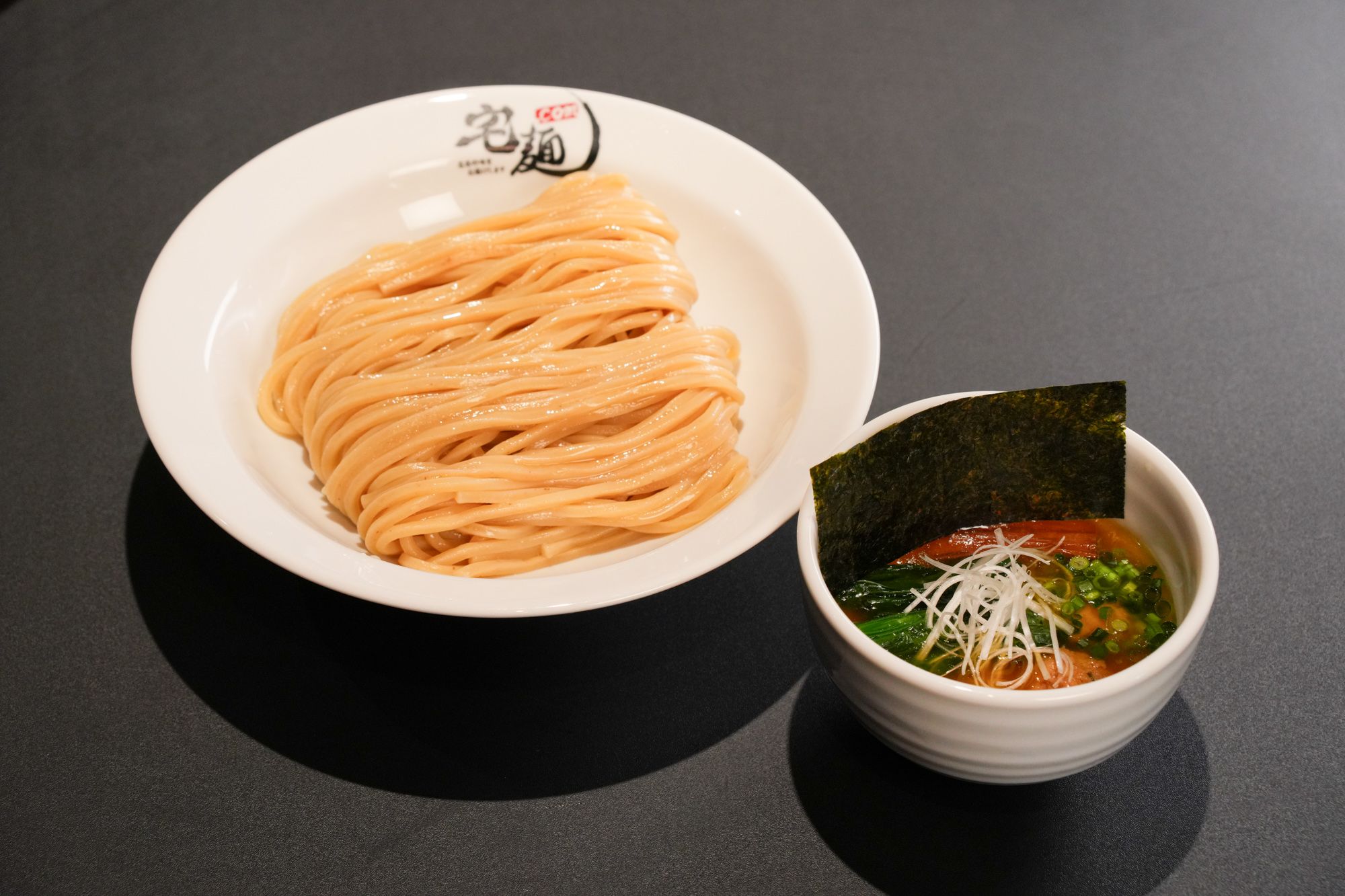 「Takumen Ramen Awards 2025」が開催され、宅麺.comの年間売上トップ商品や全国約100店の受賞店が発表され、森香澄とSUSURUが授賞式を盛り上げた。麺屋一燈。Takumen Ramen Awards 2025