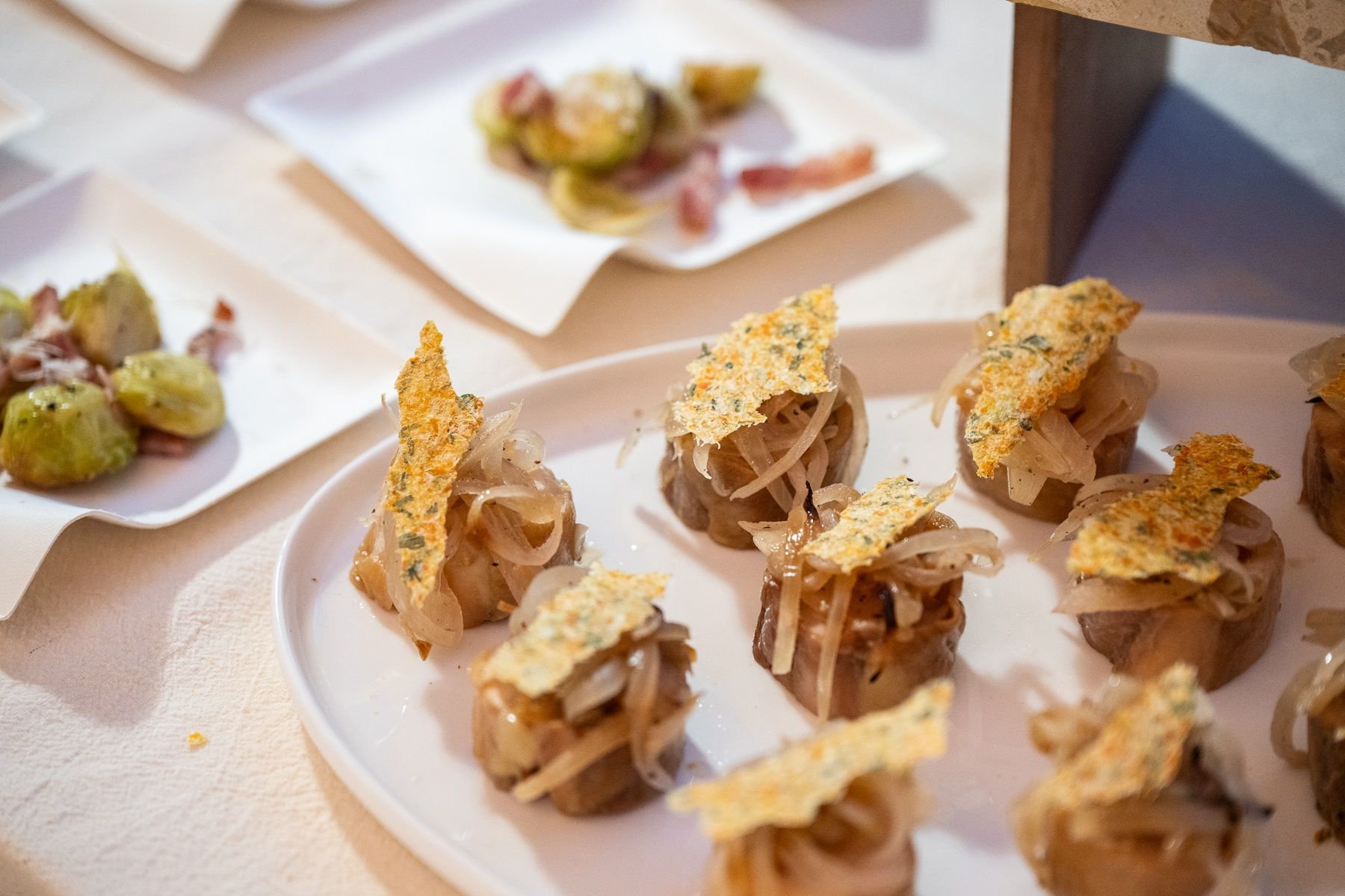 新北市設計中心年度成果活動「紙感共聚」，以「紙感餐會」為亮點，藉由可食用紙為創新元素，呈現紙材在永續設計與跨界應用上的多元可能。（圖/新北市政府文化局）