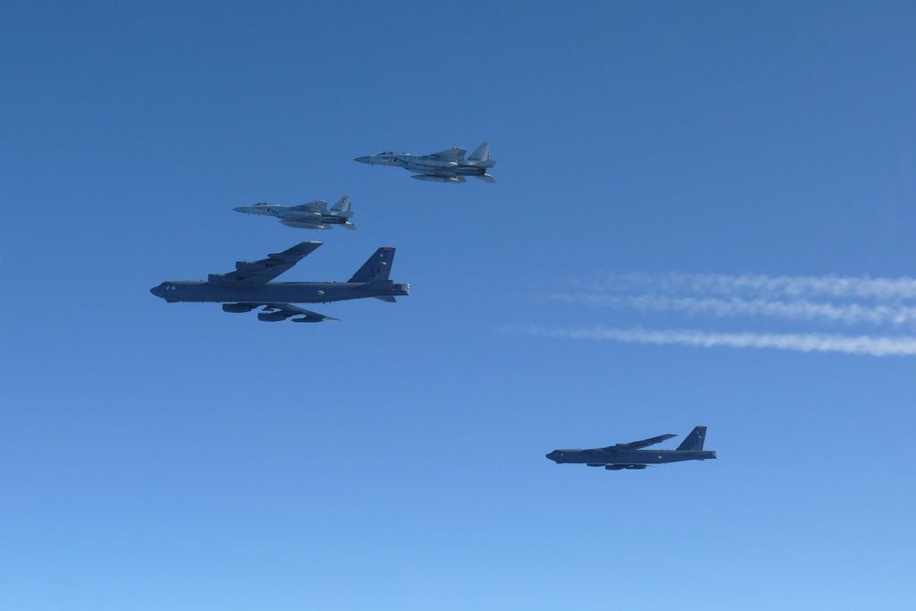 2025年12月10日。美日進行聯合演訓，美國B-52轟炸機與日本F-15戰機飛越日本領空附近。（Japan's Ministry of Defense via AP）