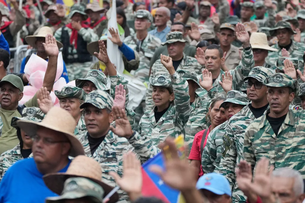 2025年12月10日。委內瑞拉總統馬杜洛（Nicolas Maduro）在首都卡拉卡斯參加參加一場集會，紀念發生在19世紀委內瑞拉聯邦戰爭期間的聖塔伊內斯戰役（Battle of Santa Ines）週年。民兵成員向馬杜羅總統行舉手禮致敬。（AP）