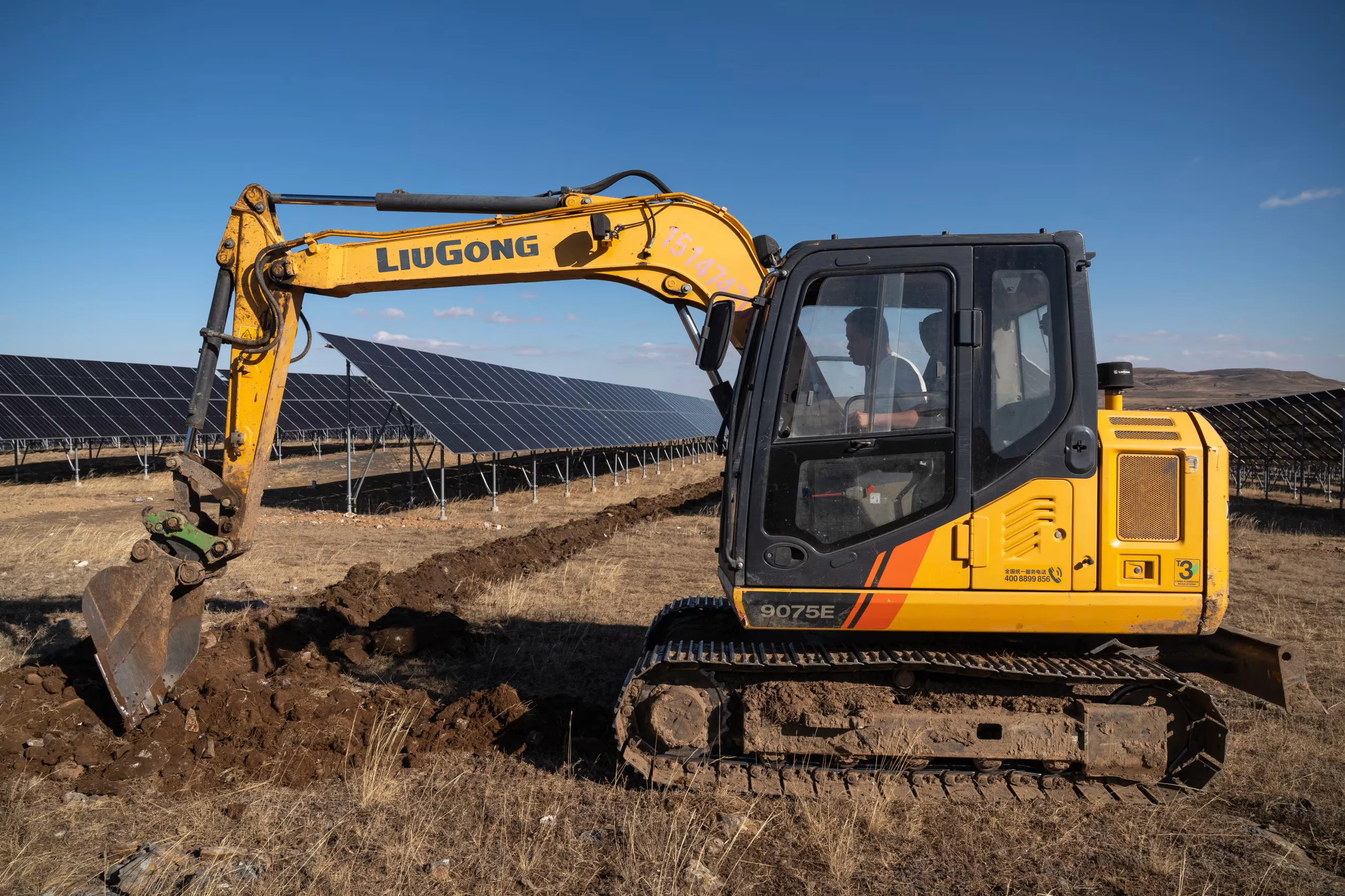 中國為太陽能、風力發電場和水電項目提供了資金。圖為烏蘭察布市郊的一座太陽能發電場。（Andrea Verdelli for WSJ）